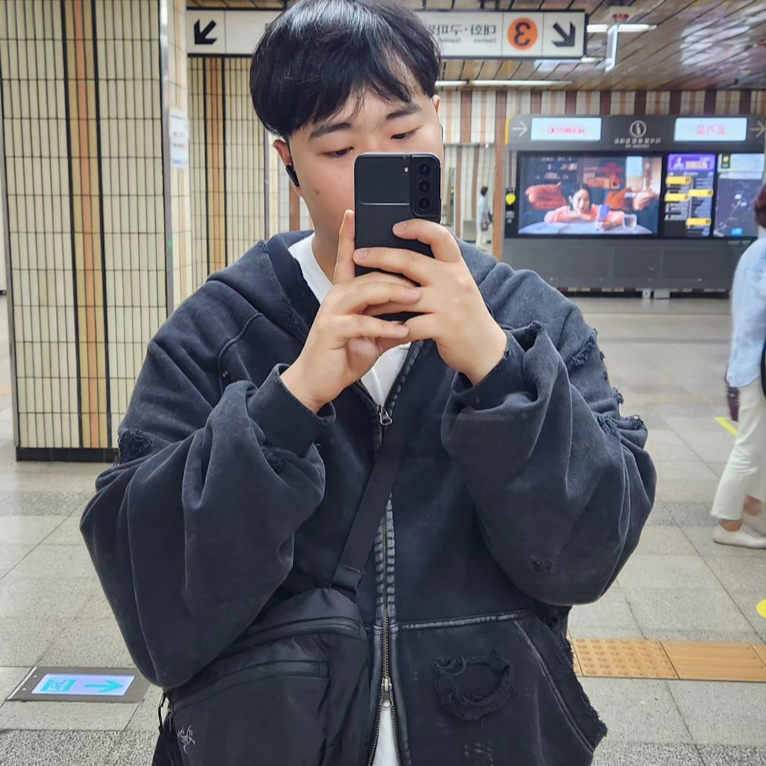 Nonnod x Shinsegae Distressed Zip-Up Hoodie Washed Black, Arc'teryx Mantis 2 Waistpack Black 착용 스타일