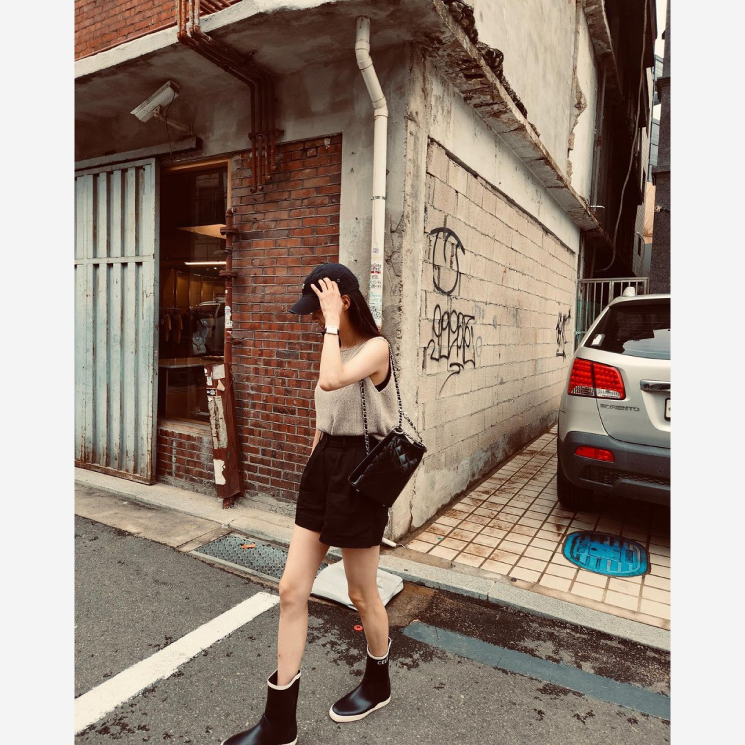 (W) Celine Flat Half Boot Les Bottles De Pont Celine in Natural Rubber Navy 착용 스타일 - 3
