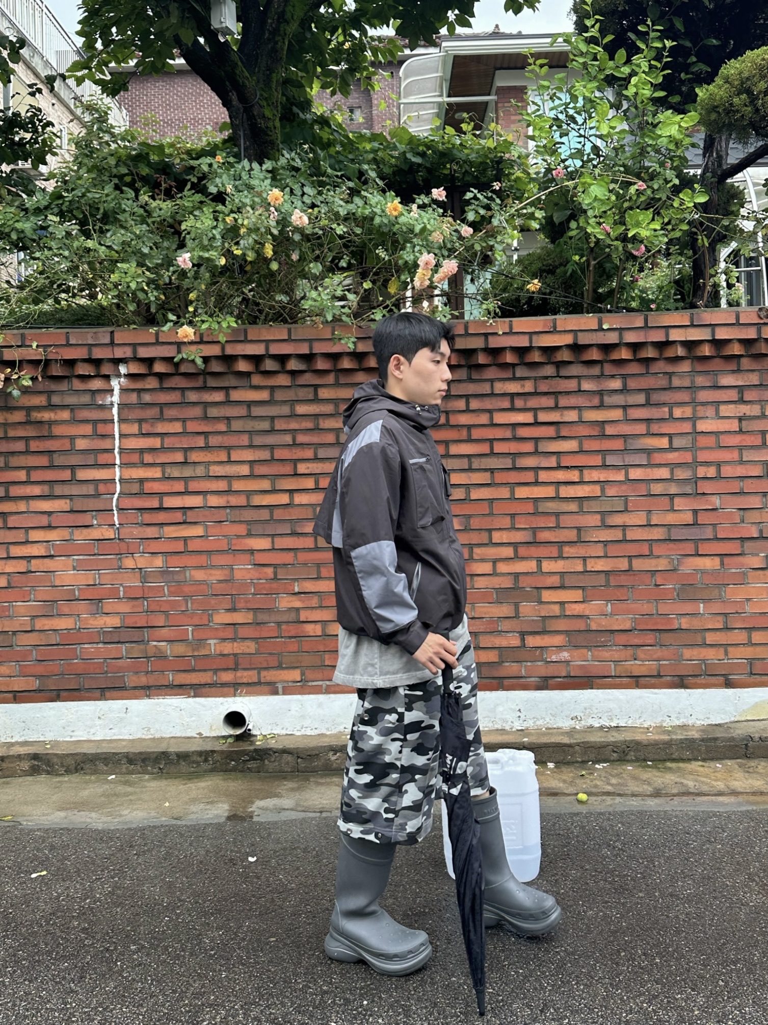 Balenciaga x Crocs Rubber Boot Grey 착용 스타일 - 1