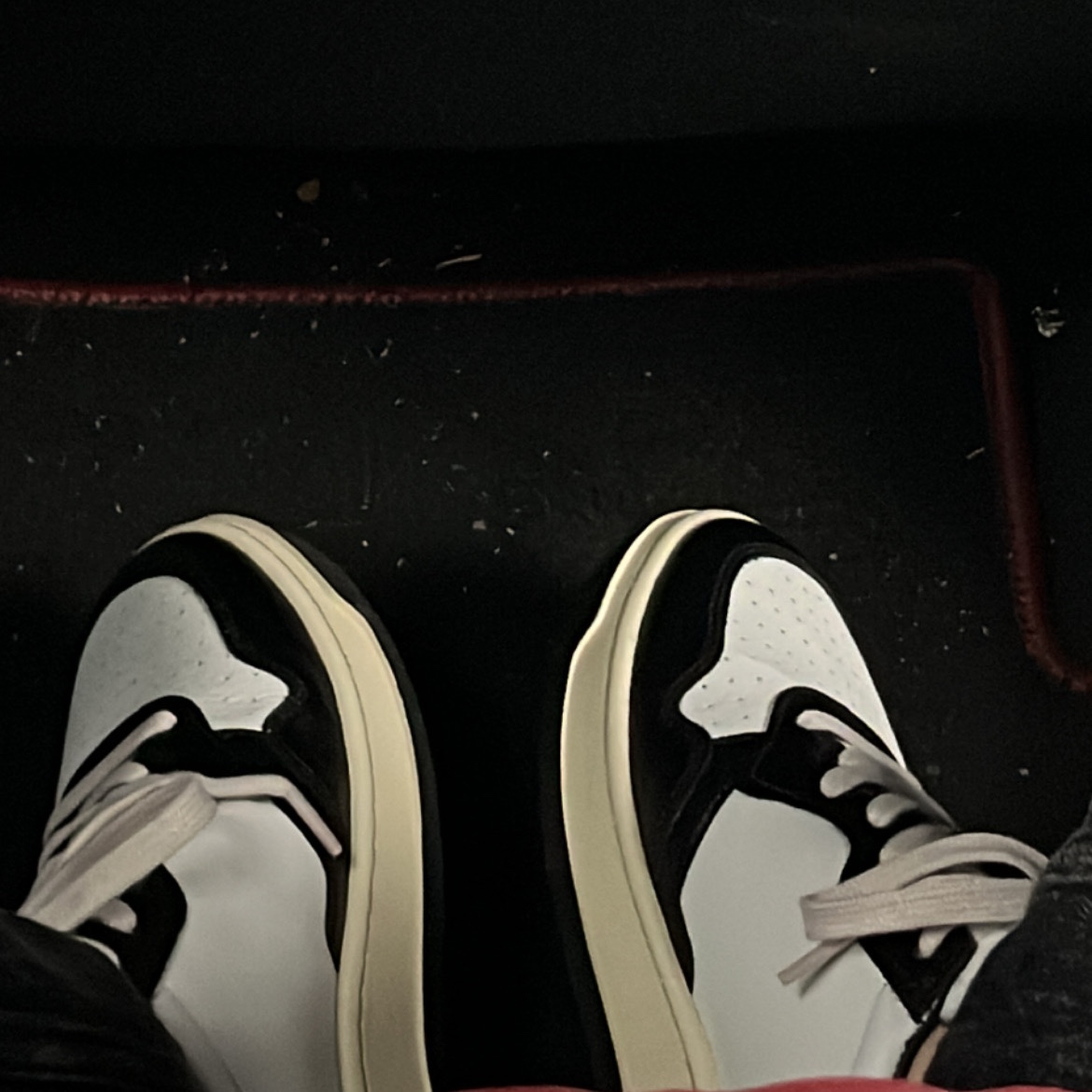 Autry Medalist Low Leather Sneakers Black White 착용 스타일