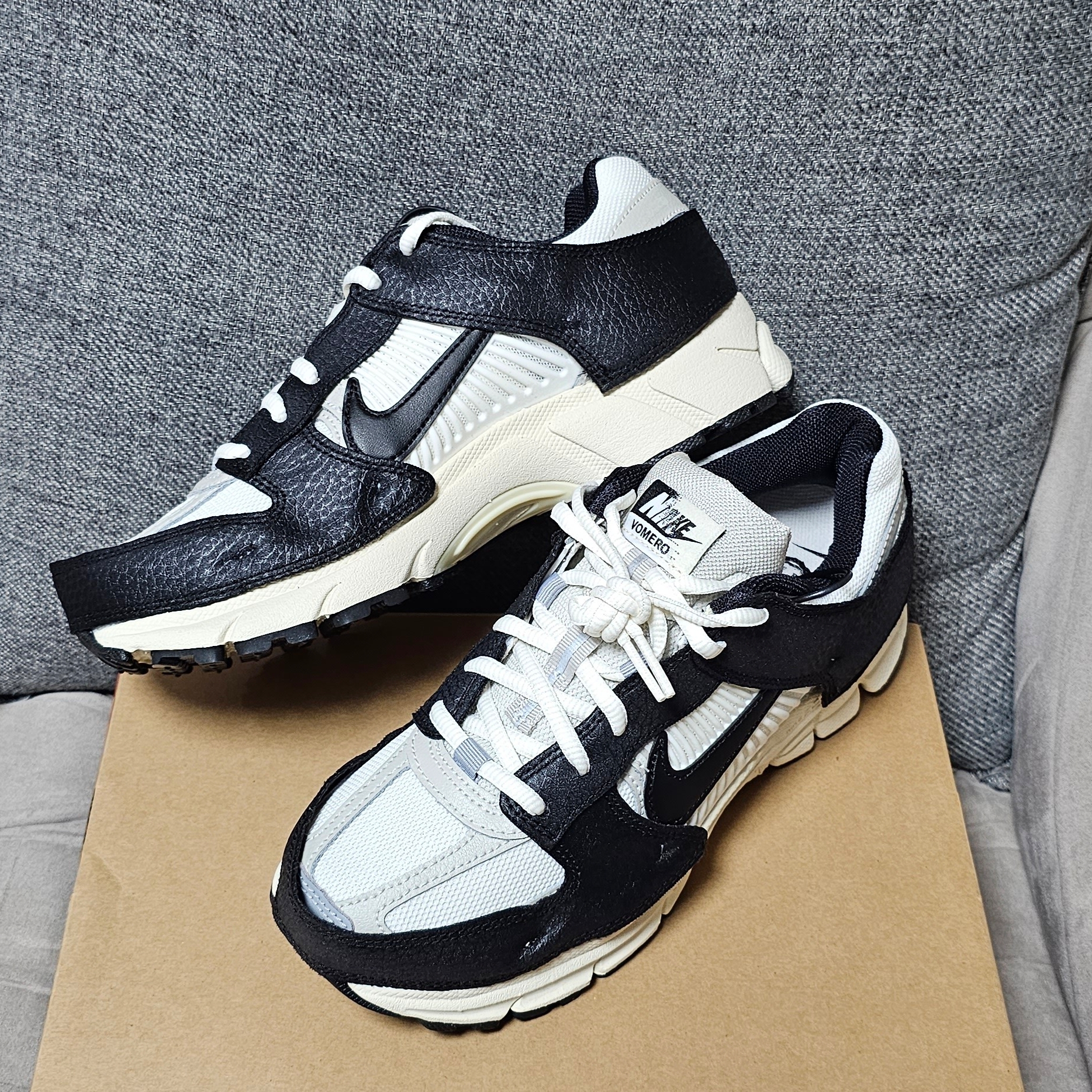 (W) Nike Zoom Vomero 5 Wolf Grey and Black 착용 스타일 - 2