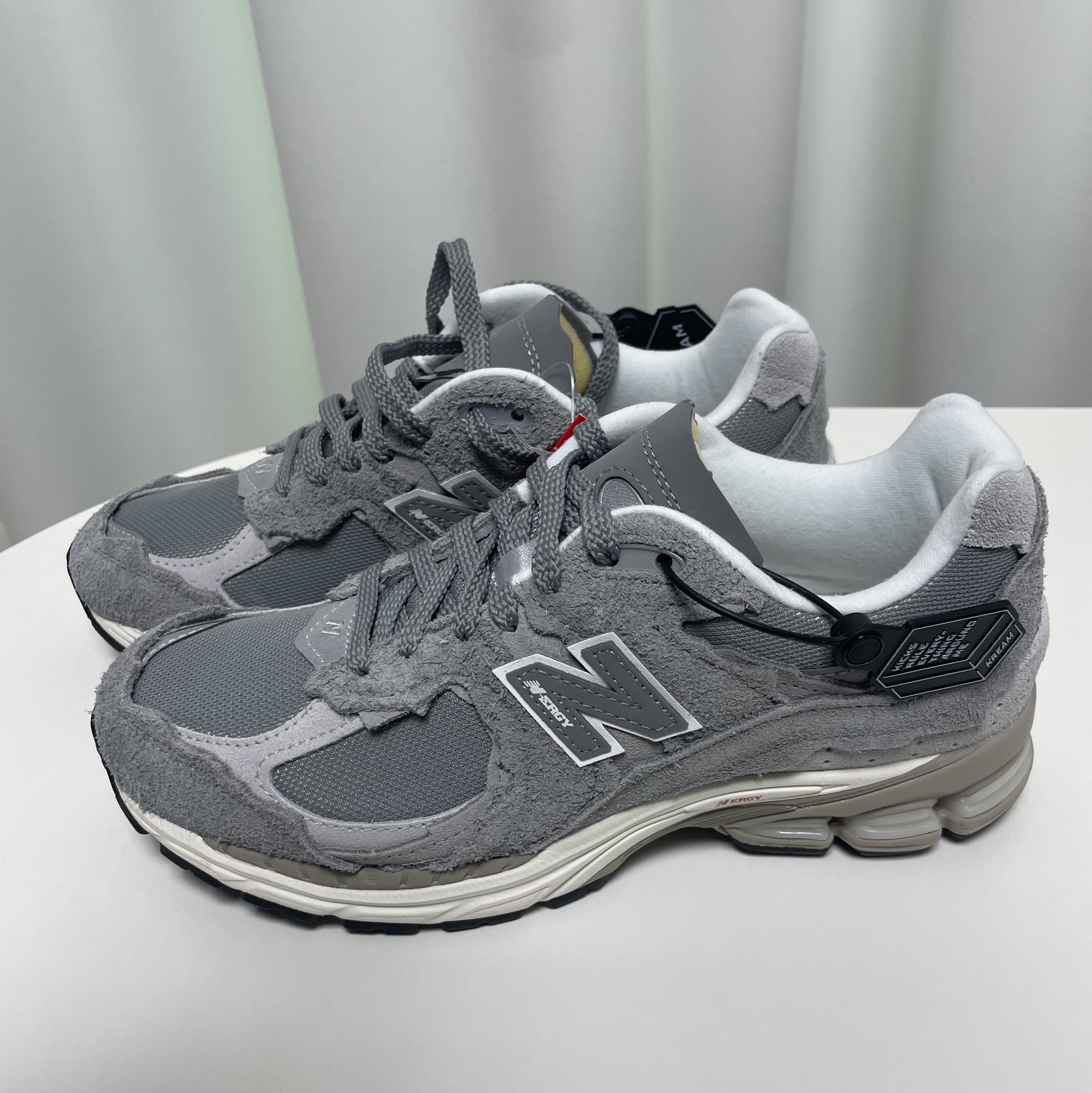 New Balance 2002R Protection Pack Grey 착용 스타일