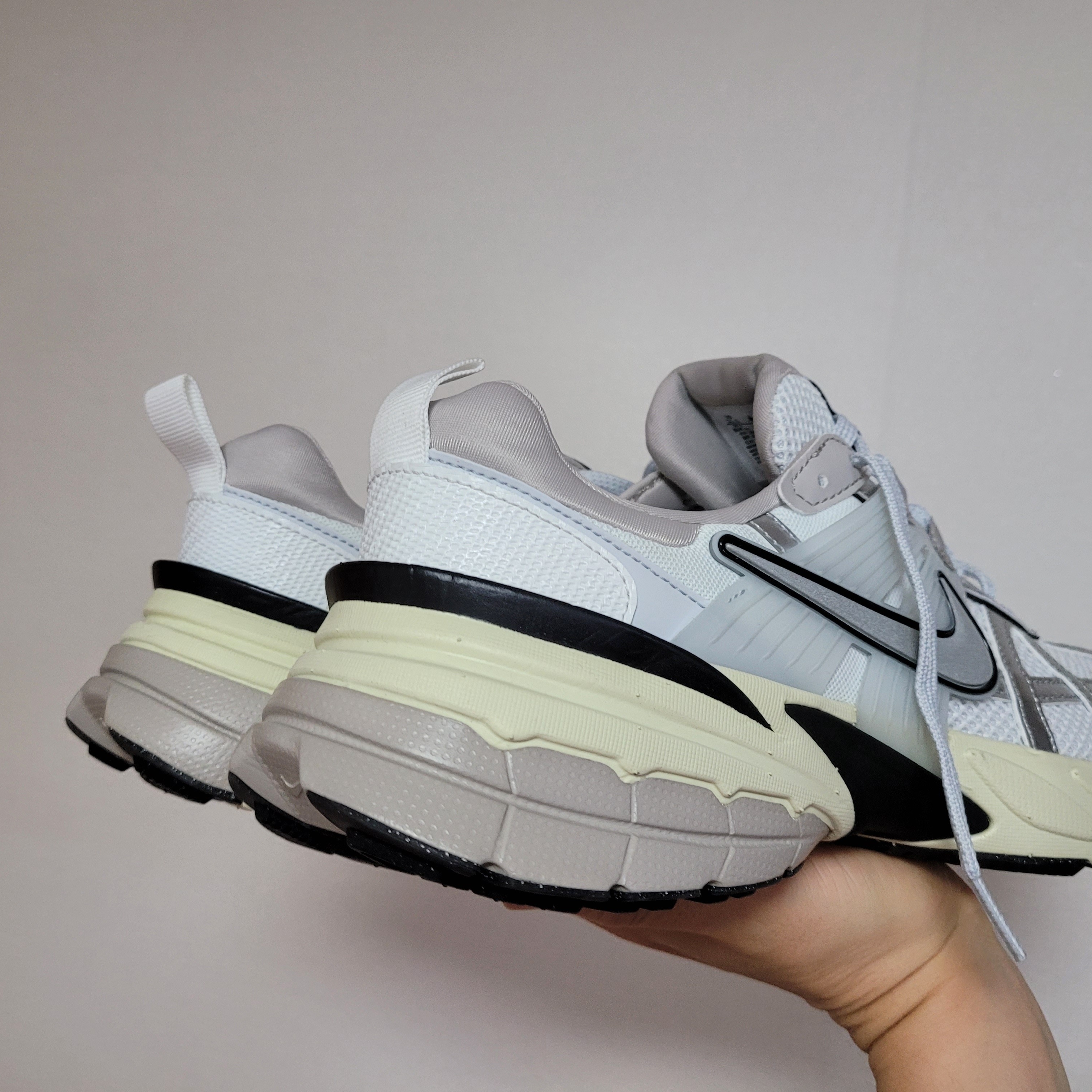 Nike V2K Run Summit White Metallic Silver 착용 스타일 - 3