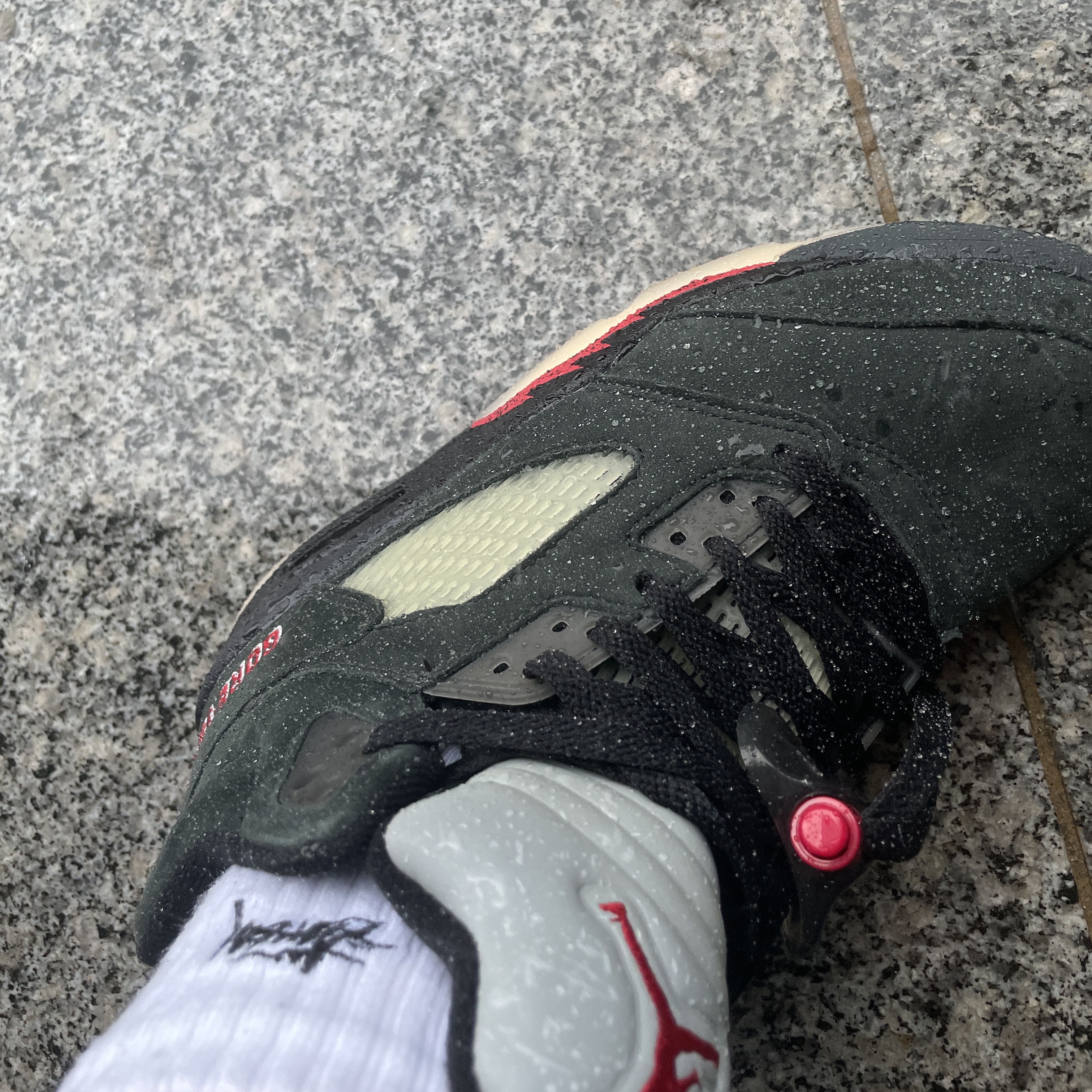 (W) Jordan 5 Retro Gore-Tex Off Noir Fire Red, Stussy Small Stock Crew Socks White (3 Pack) 착용 스타일