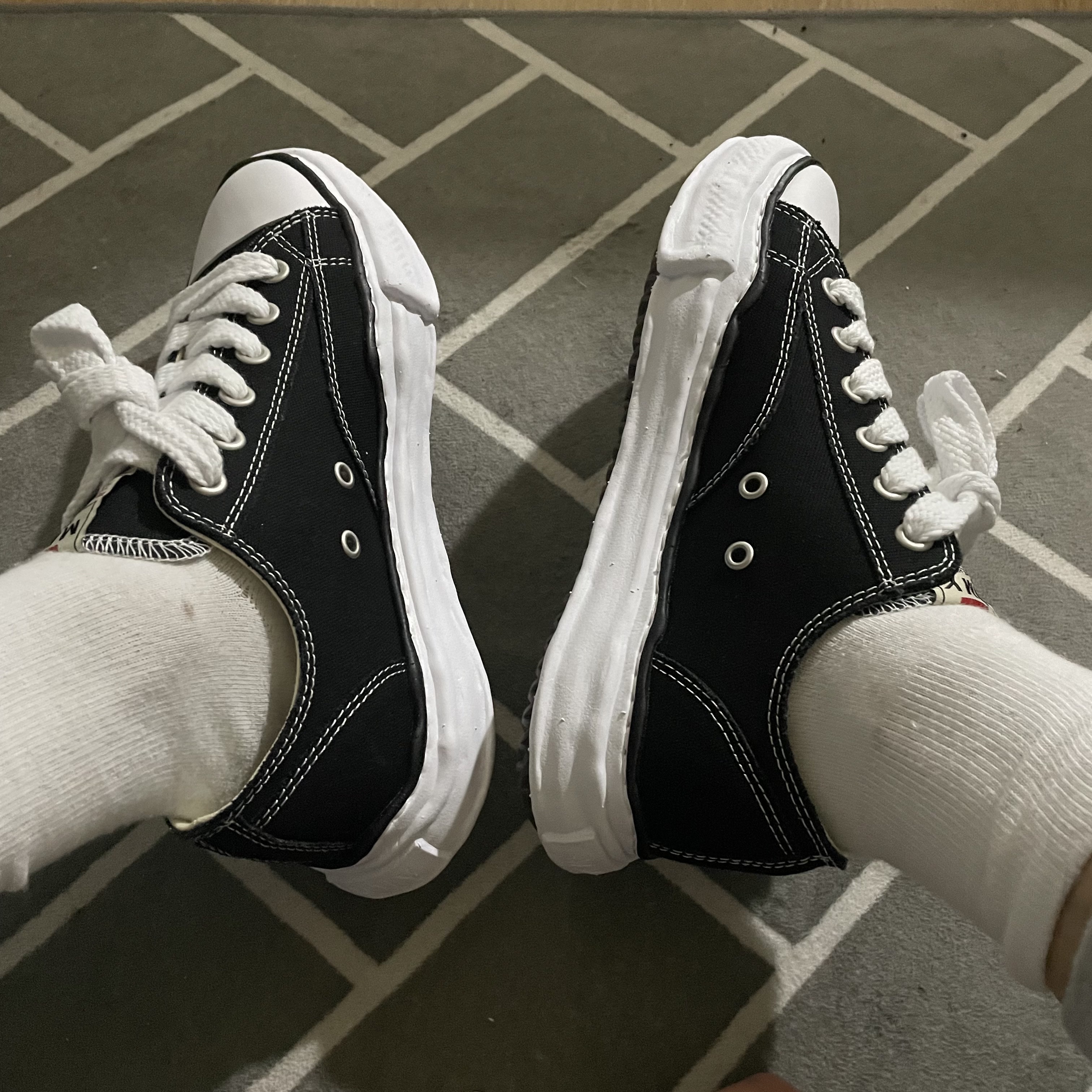 Maison Mihara Yasuhiro Peterson OG Sole Canvas Low Sneakers Black 착용 스타일 - 1