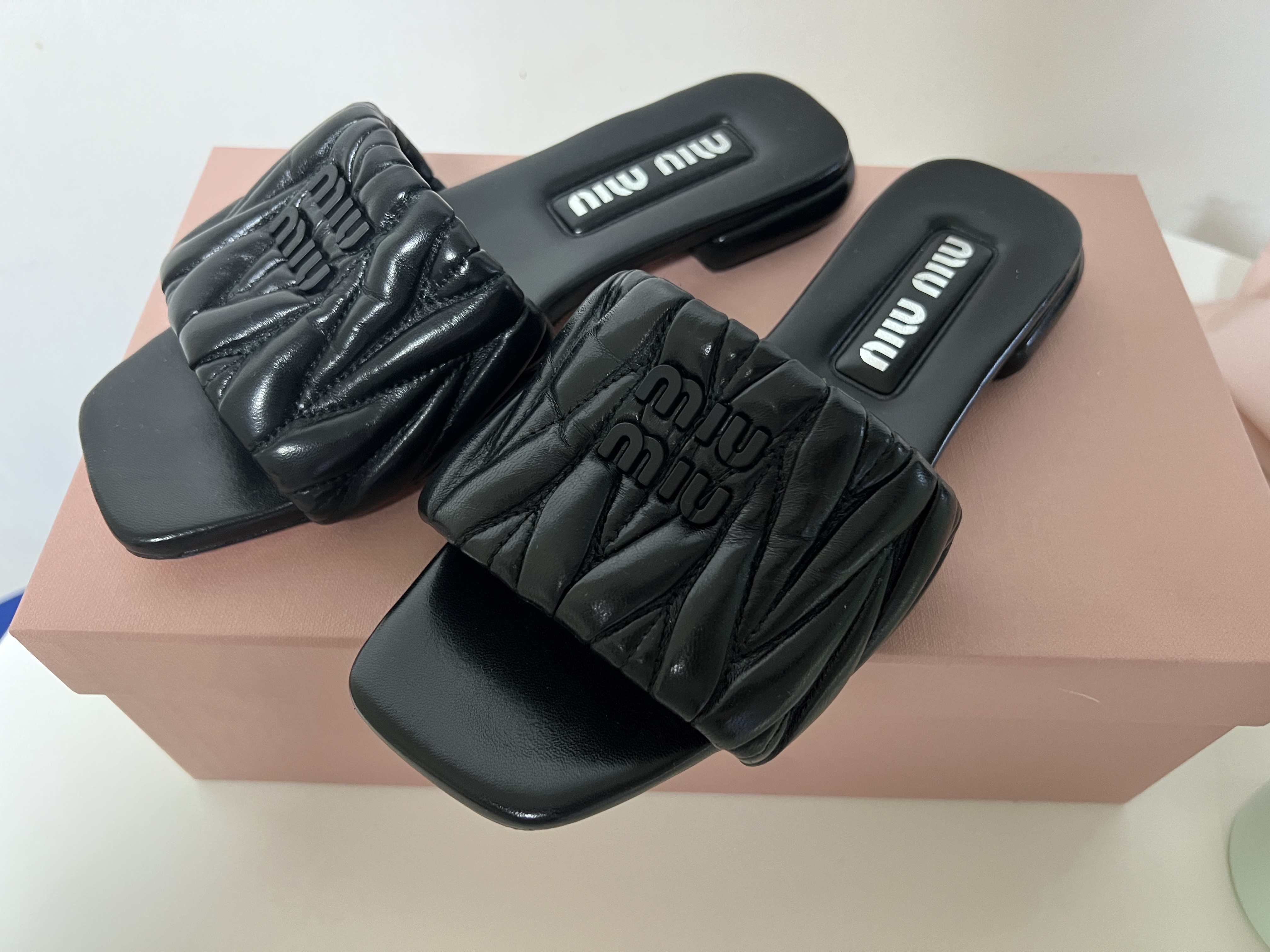 (W) Miu Miu Matelasse Metal Logo Slides Black 착용 스타일