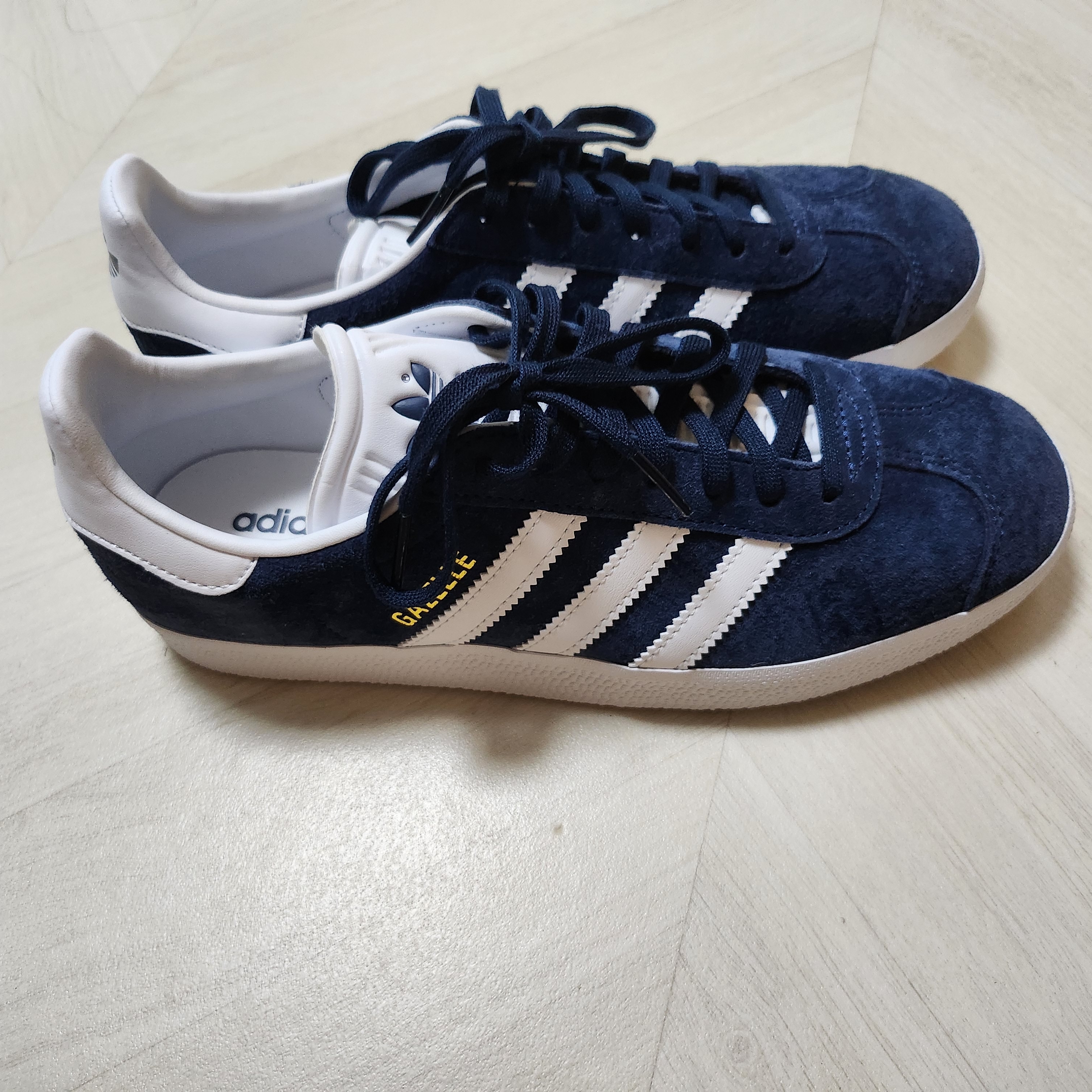 Adidas Gazelle Collegiate Navy 착용 스타일 - 1