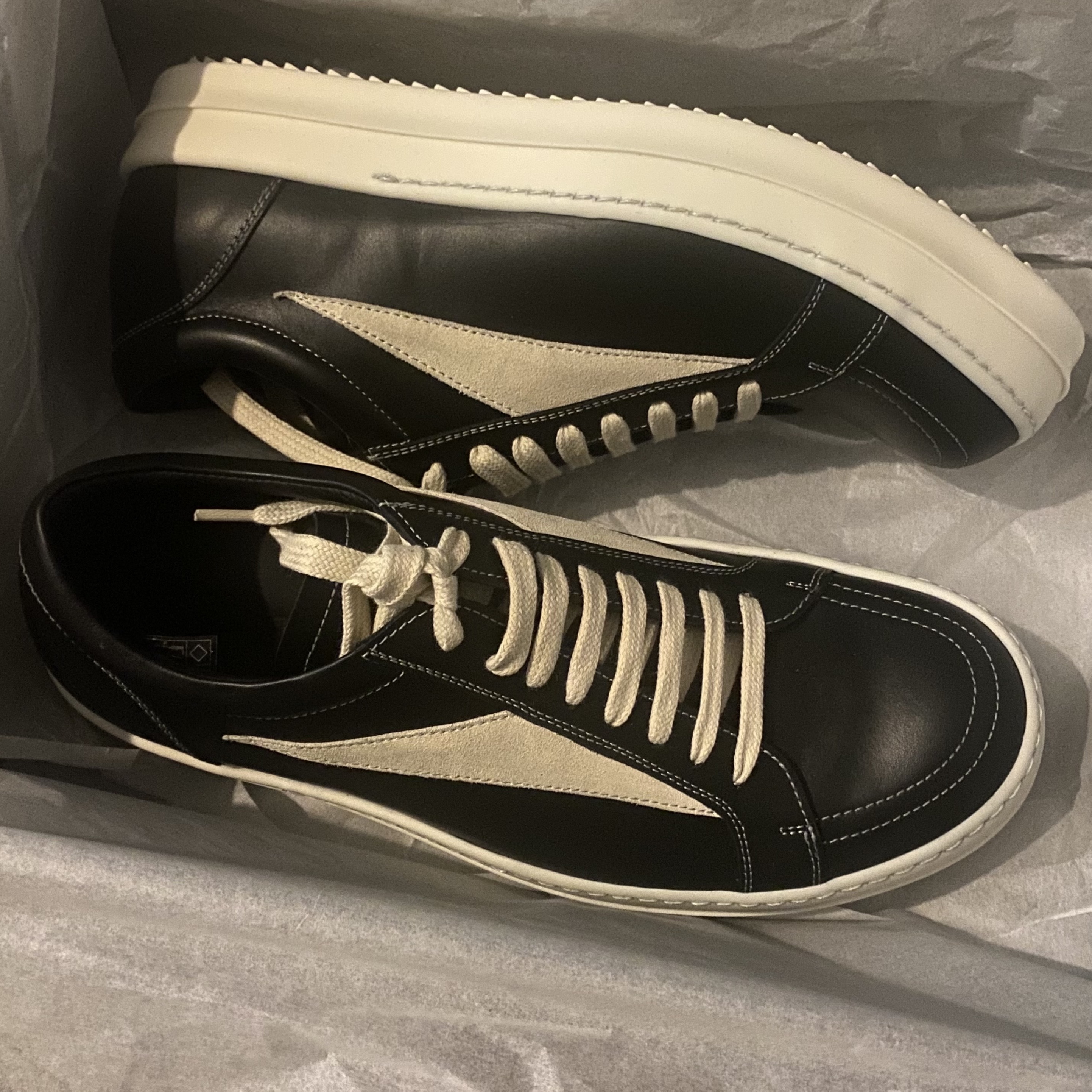 Rick Owens Luxor Vintage Sneakers Black Milk 착용 스타일