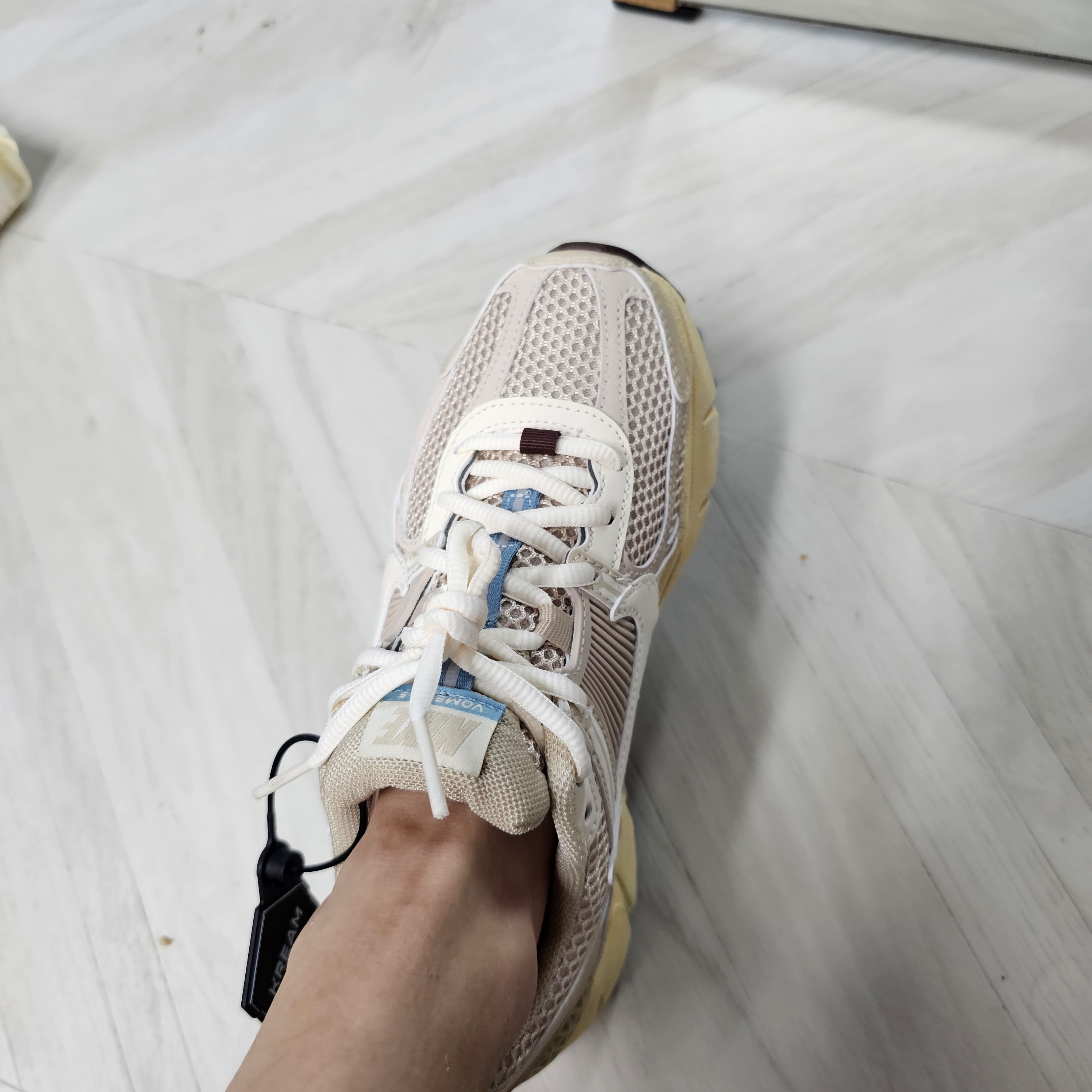 (W) Nike Zoom Vomero 5 Oatmeal 착용 스타일 - 3