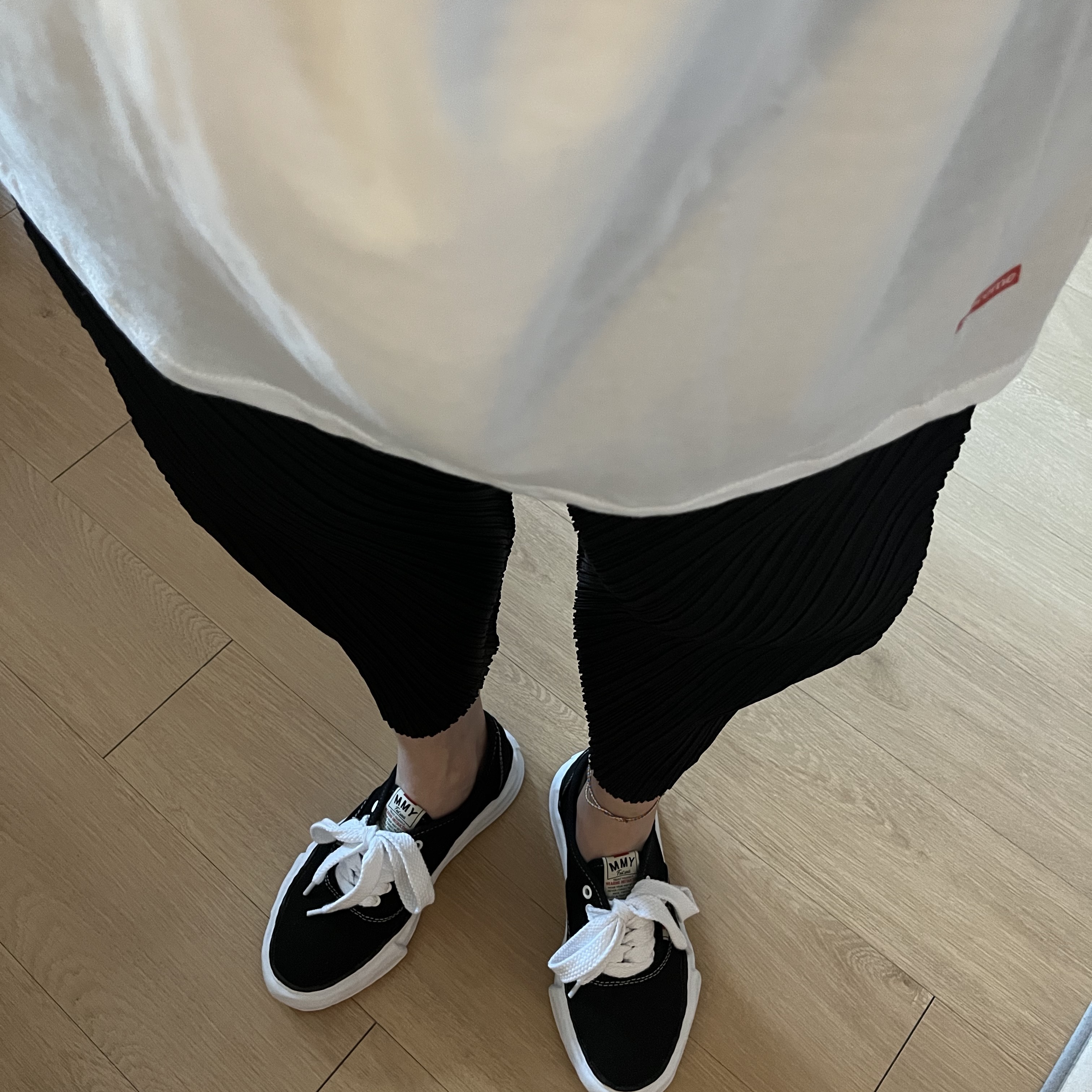 Maison Mihara Yasuhiro Baker OG Sole Canvas Low Cut Sneakers Black, Supreme Hanes Tagless T-Shirt White (3 Pack) 착용 스타일
