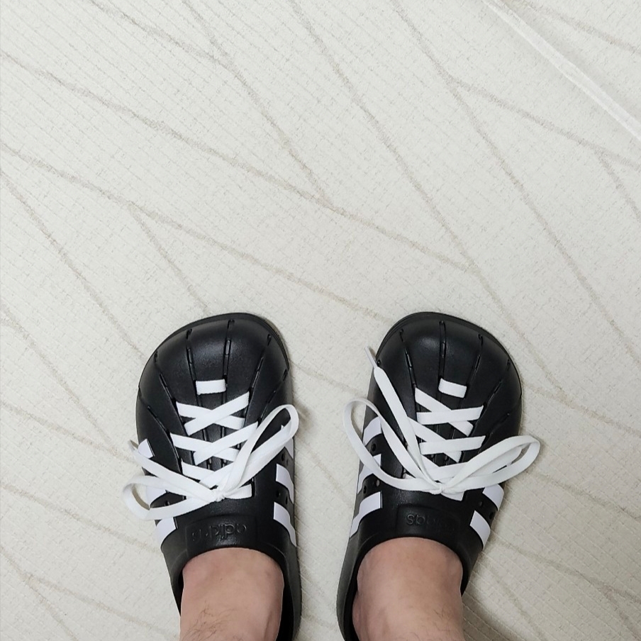 Adidas Adilette Clog Black White 착용 스타일 - 2