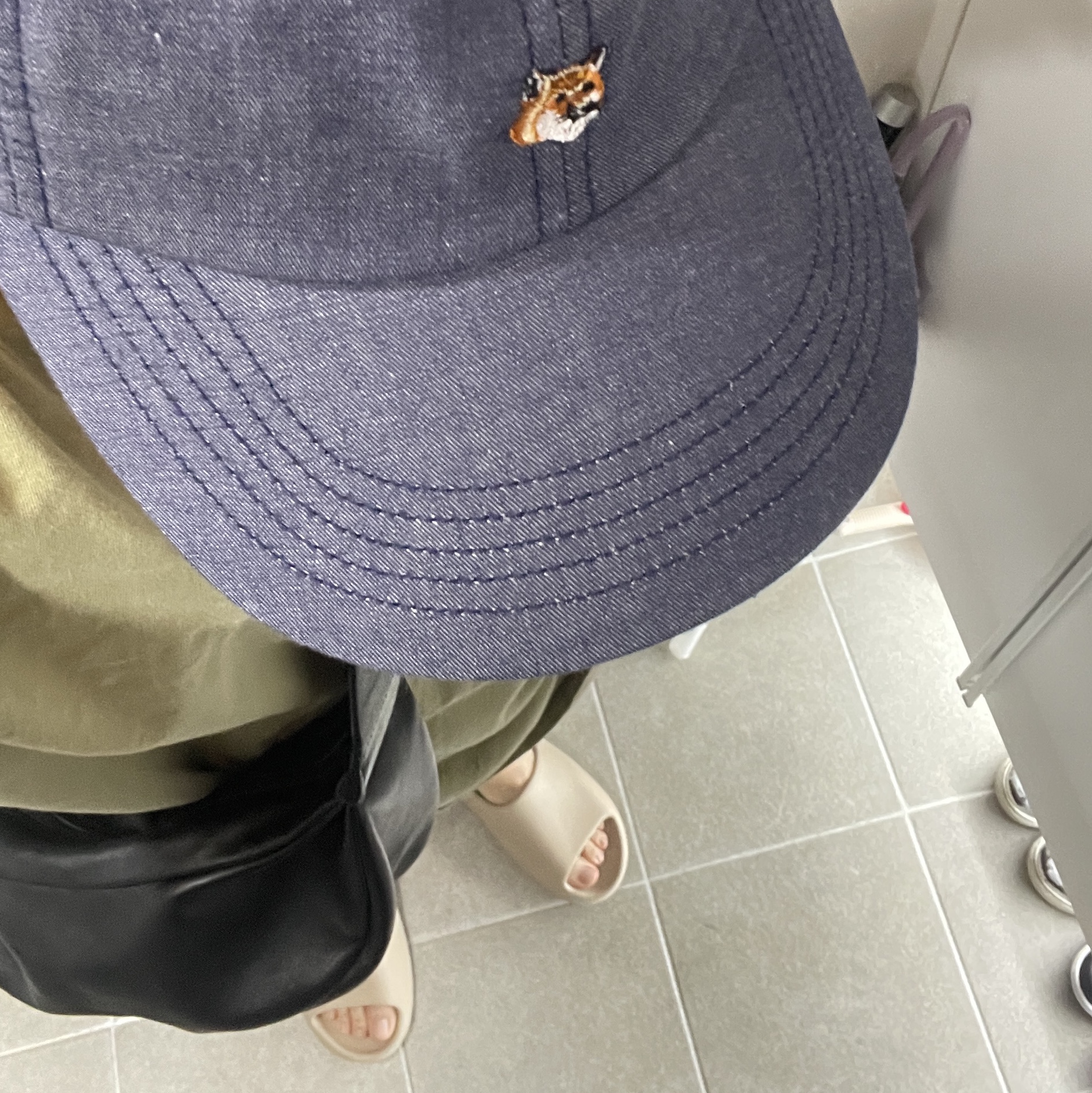 Maison Kitsune Small Fox Head Embroidered 6P Cap Navy - 21FW, COS Leather Crossbody Bag Black 착용 스타일