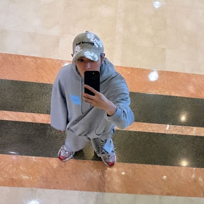 Balenciaga 3XL Sneakers White Red 착용 스타일