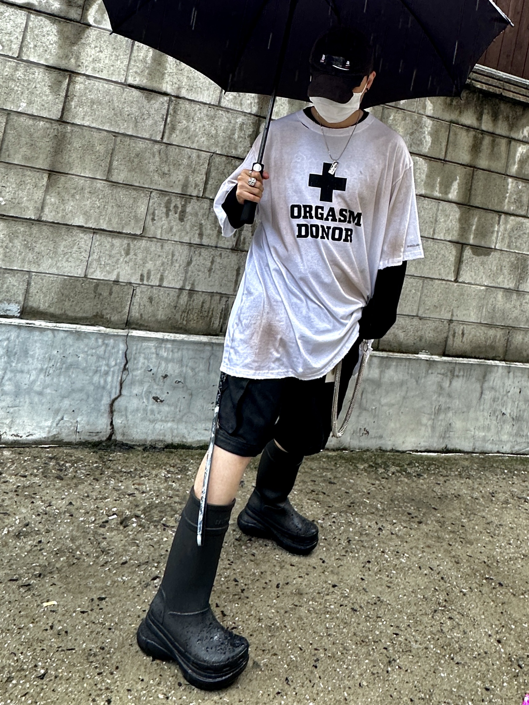 Project G/R Orgasm Donor T-Shirt Dirty White, Project G/R Oversized Convertible Cargo Pants Coated Black 착용 스타일 - 4