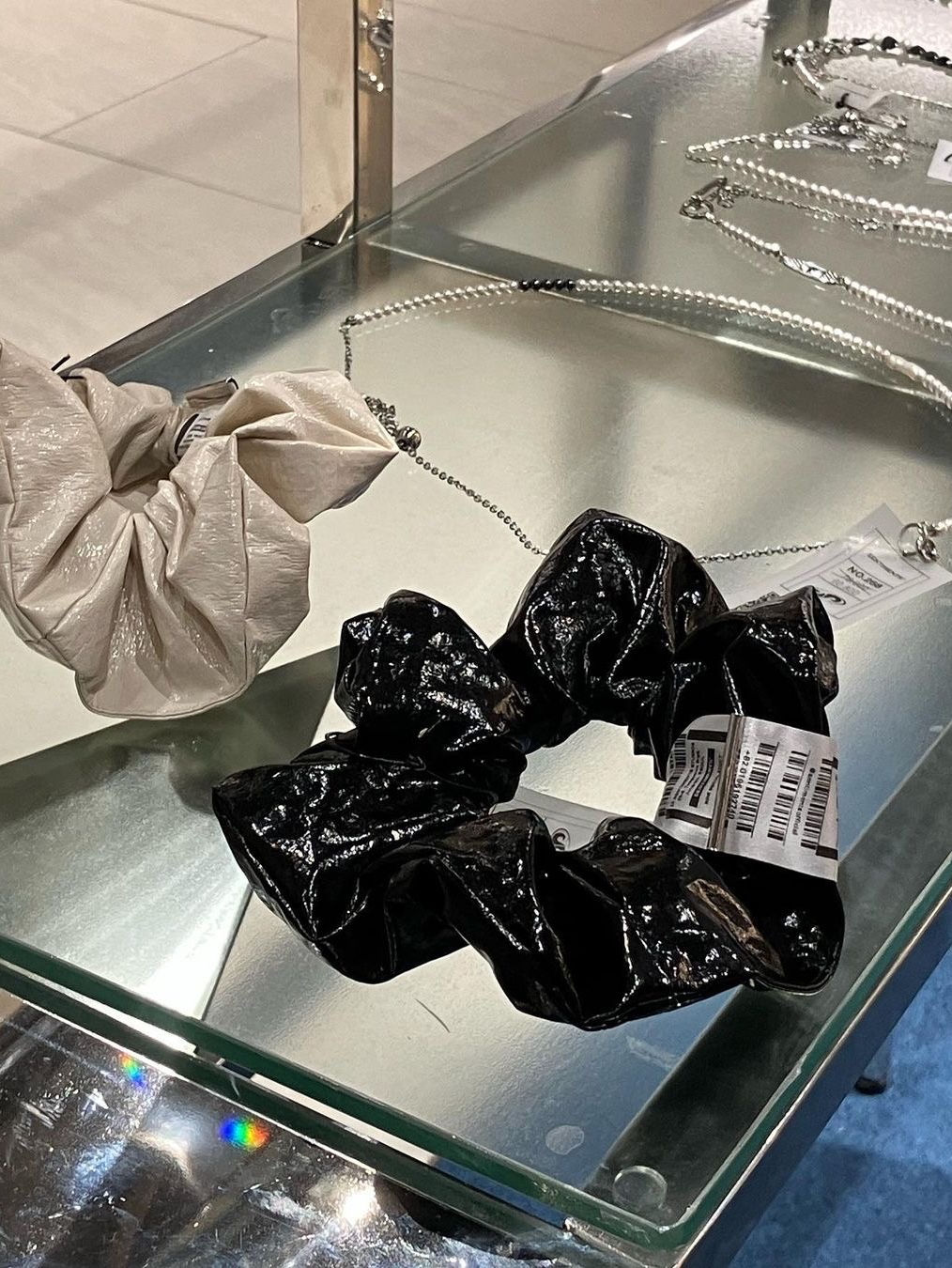 Sentiments No.289 Enamel Lambskin Hair Scrunchy Black, Sentiments No.289 Enamel Lambskin Hair Scrunchy Ivory 착용 스타일