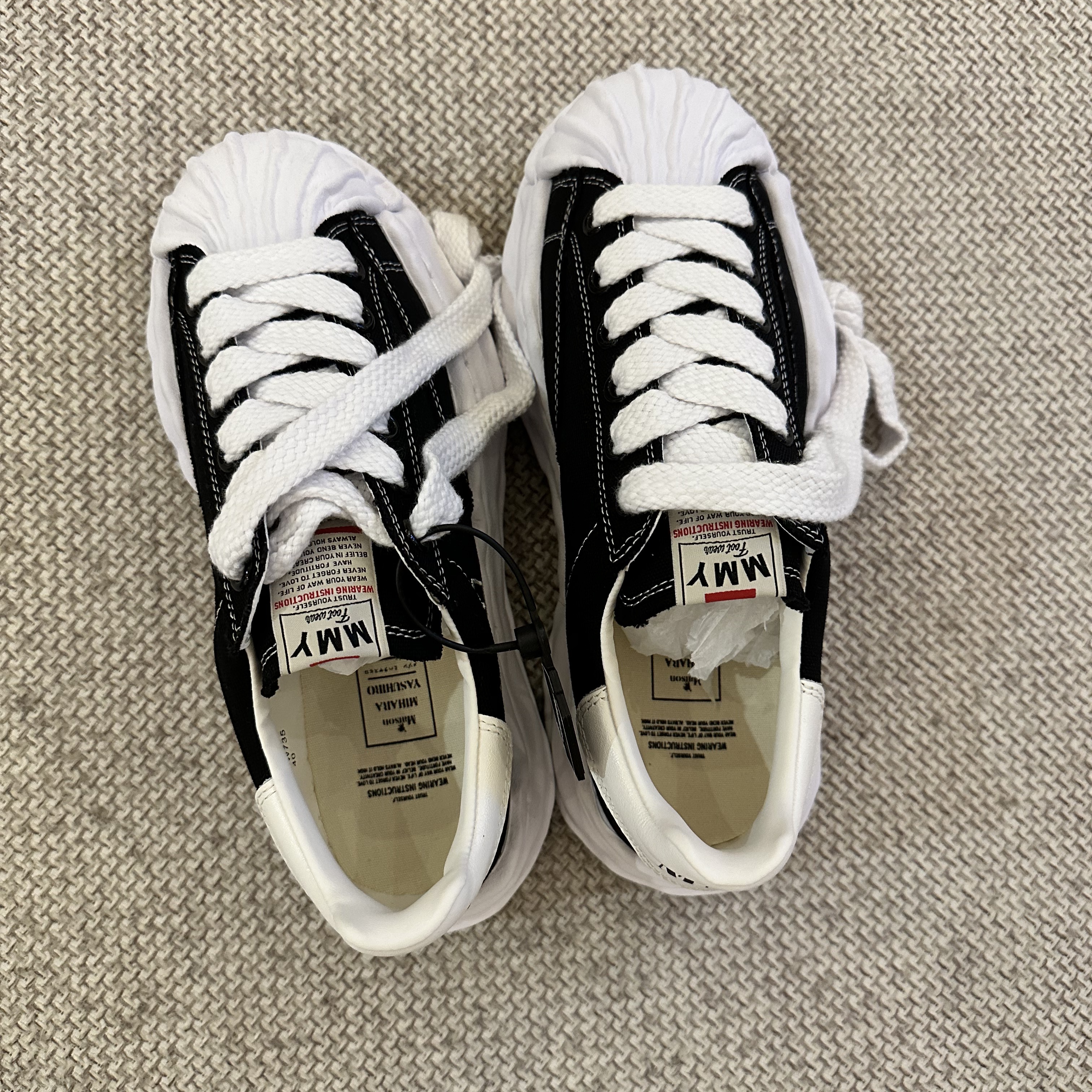 Maison Mihara Yasuhiro Blakey OG Sole Canvas Low-top Sneakers Black White 착용 스타일