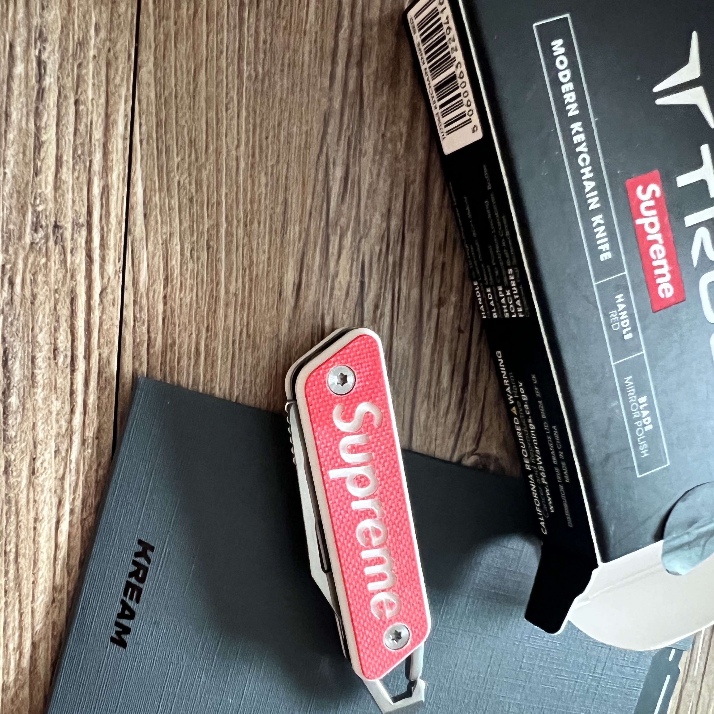 Supreme x True Modern Keychain Knife Red - 22SS 착용 스타일 - 2