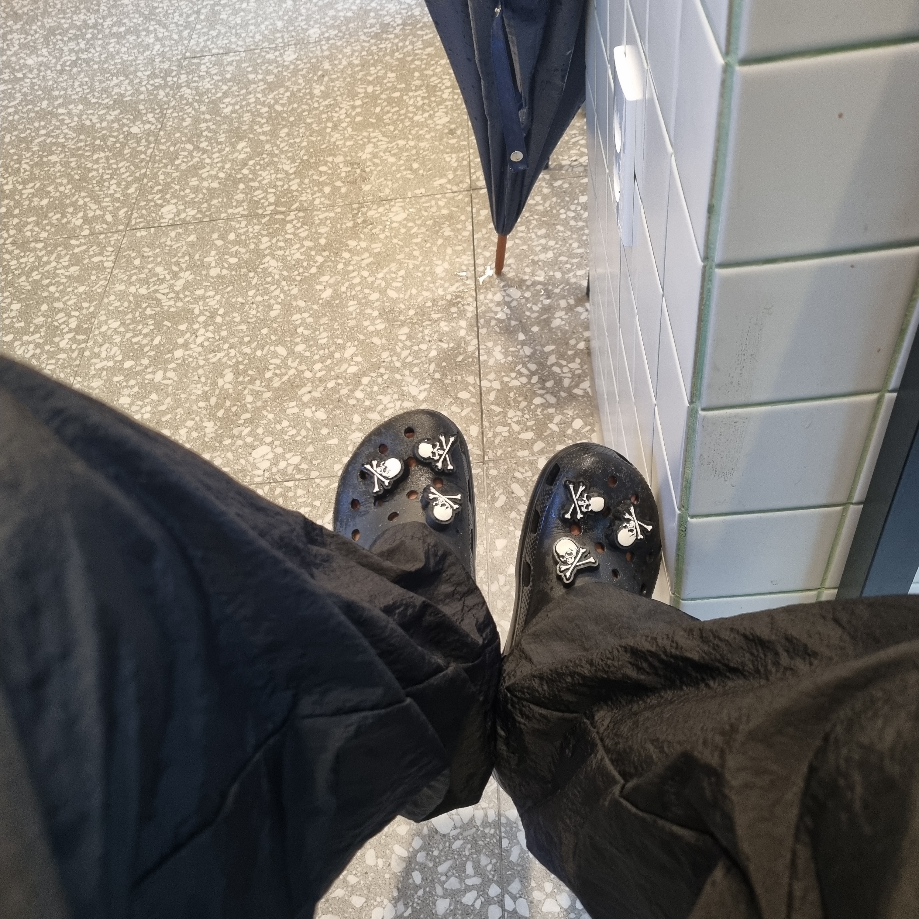 Crocs x Mastermind Classic Clog Black 착용 스타일