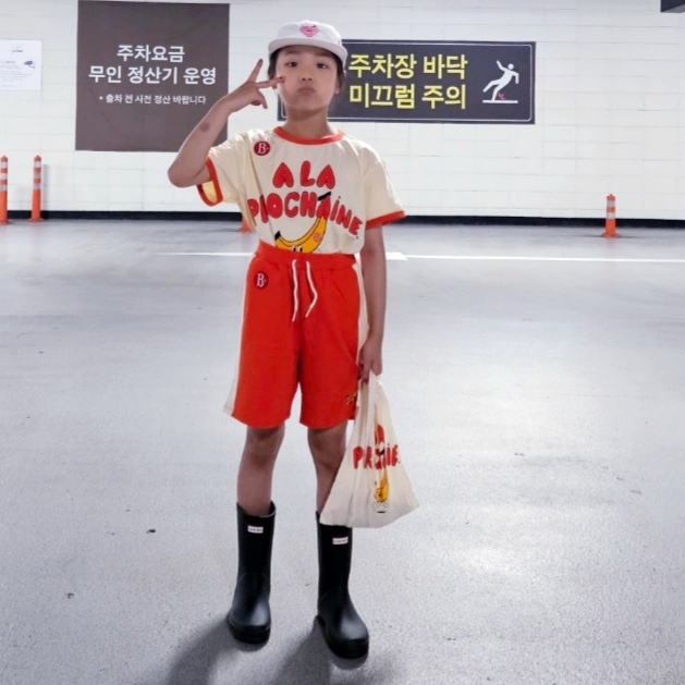 (W) Hunter Play Tall Wellington Rain Boots Black 착용 스타일