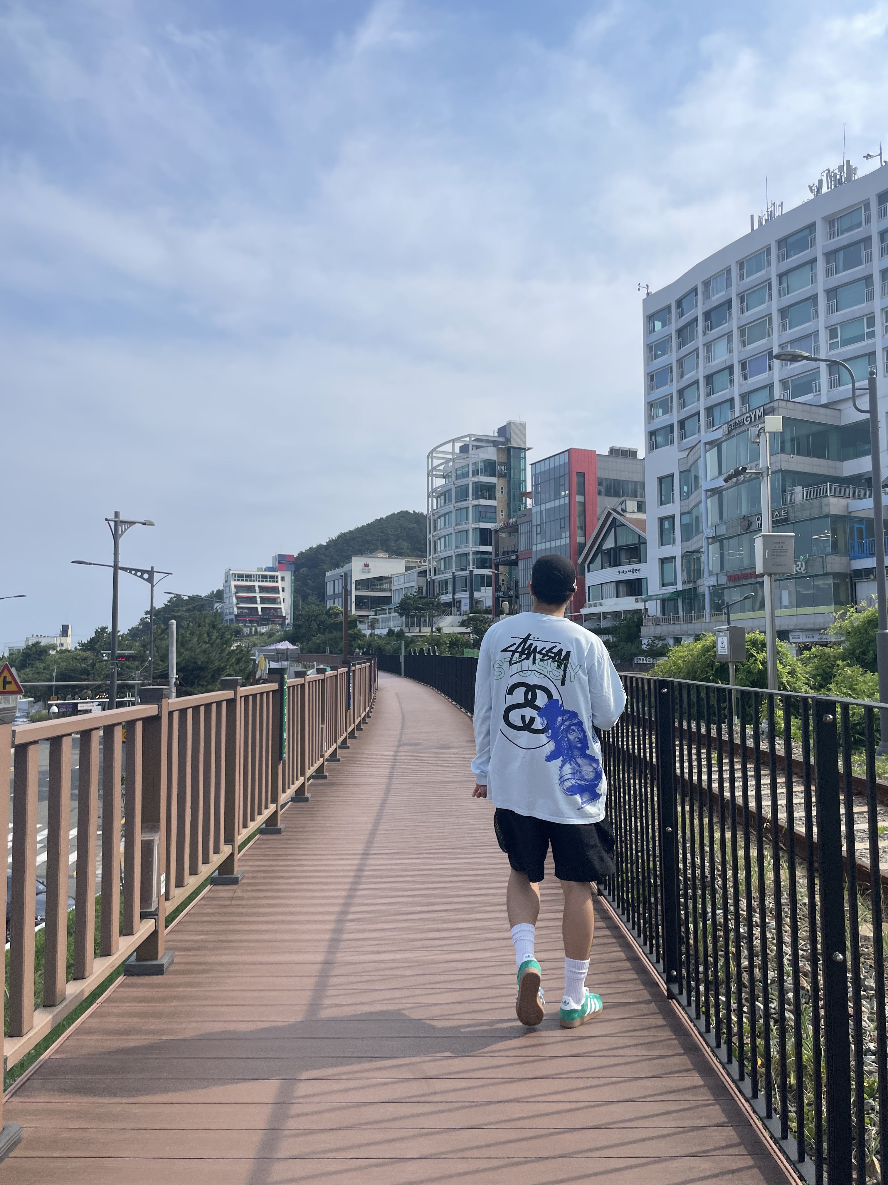 Adidas Gazelle Court Green Cloud White, Stussy Test Strike Pigment Dyed LS T-Shirt Sky Blue 착용 스타일