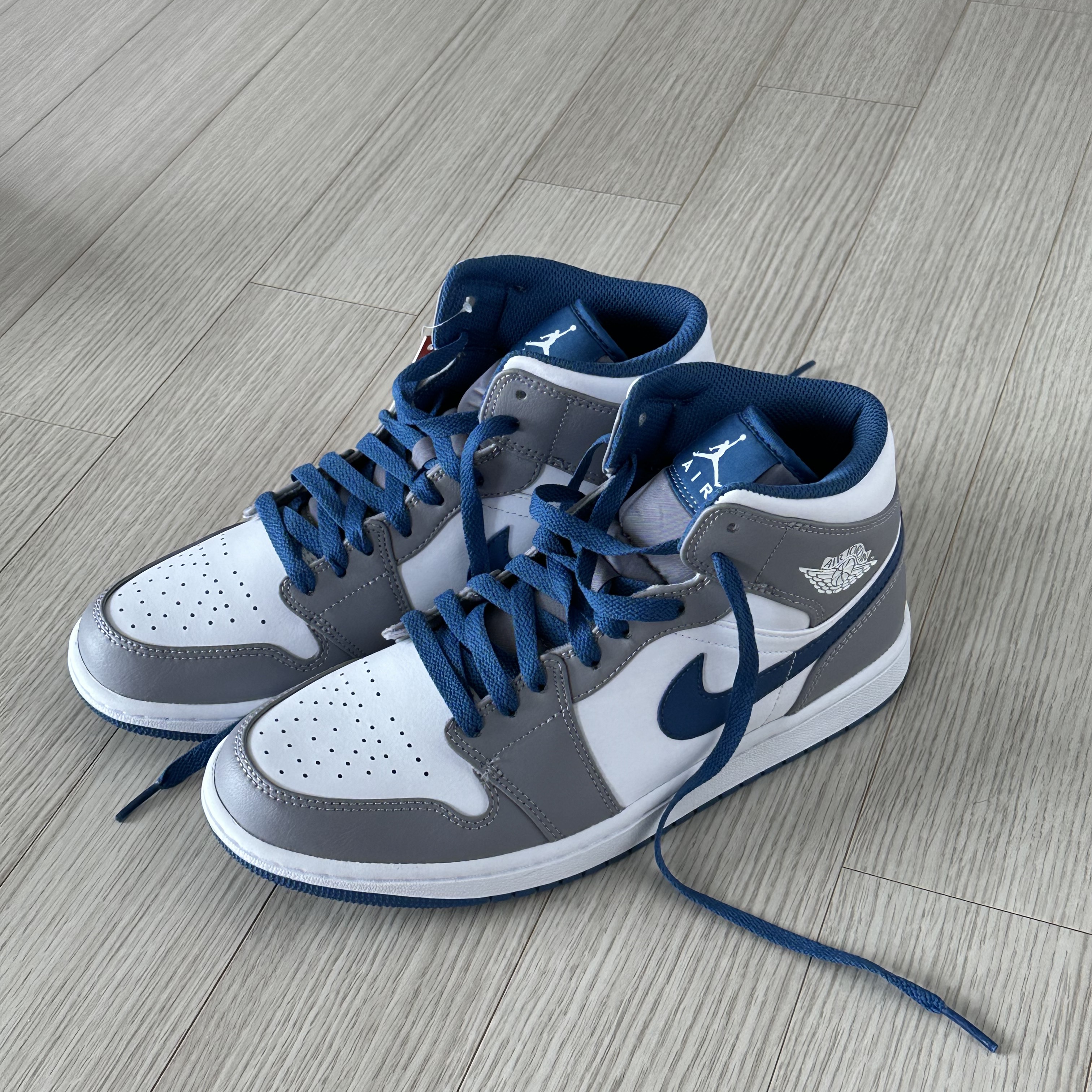 Jordan 1 Mid Cement Grey True Blue 착용 스타일 - 1