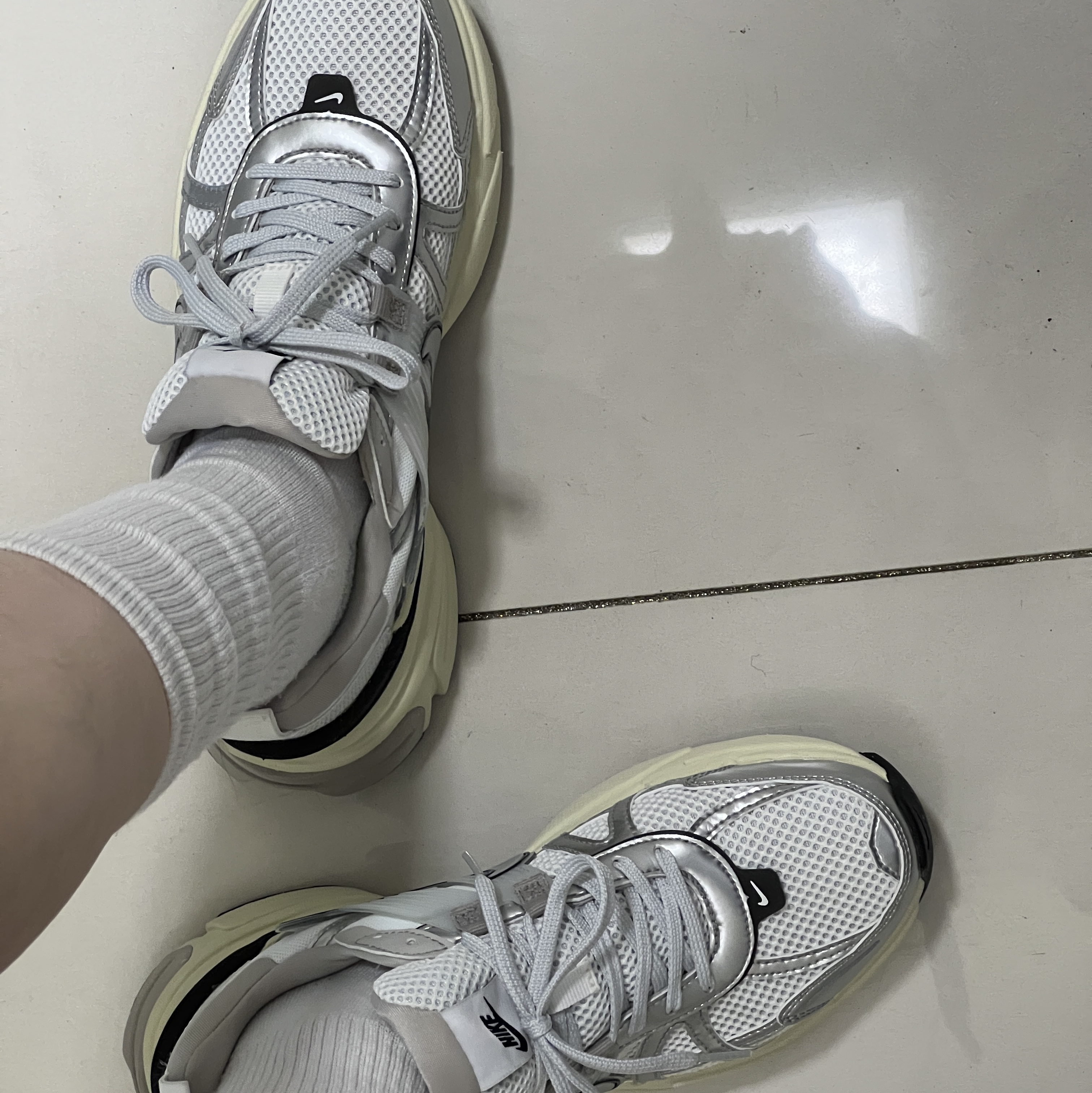 Nike V2K Run Summit White Metallic Silver 착용 스타일