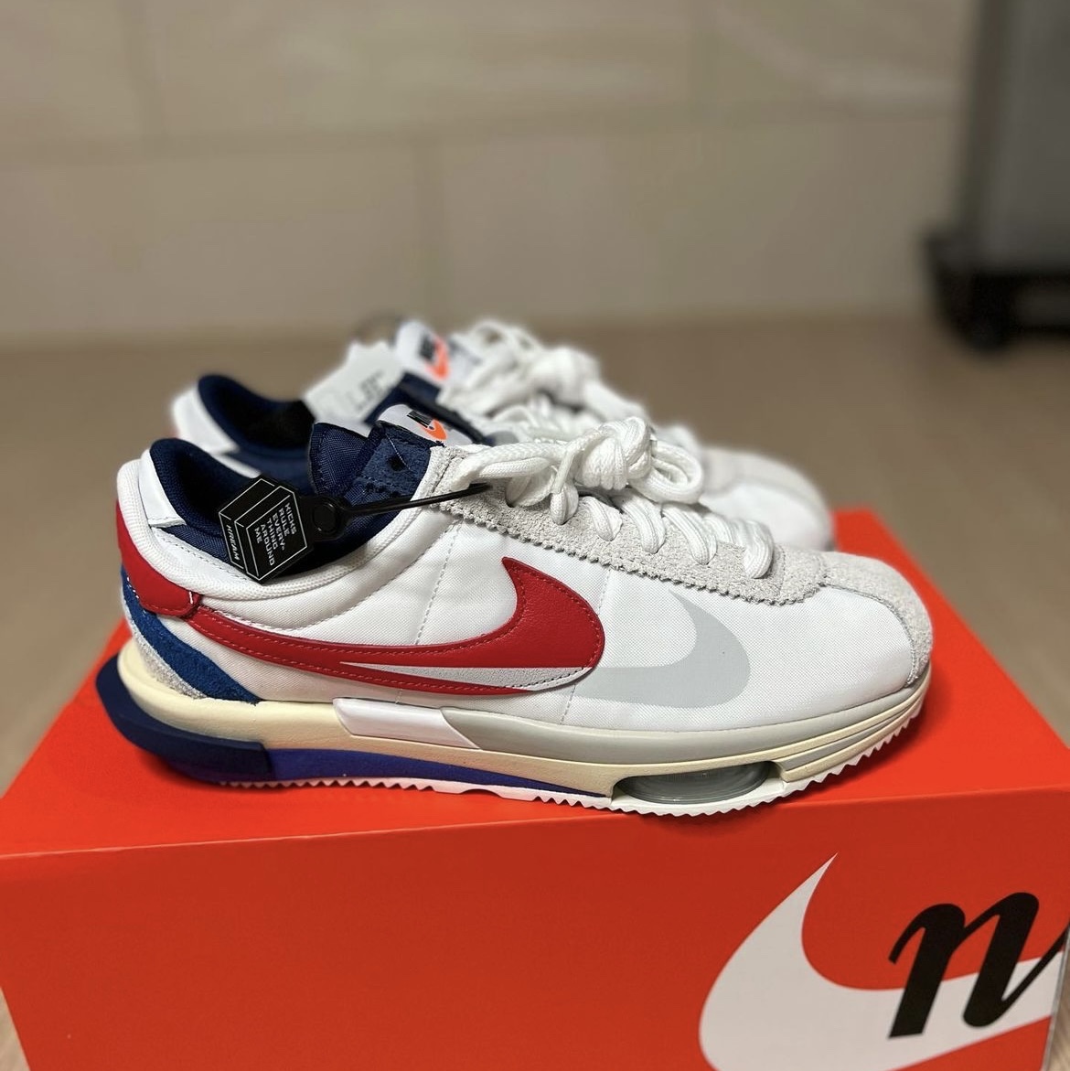 Nike x Sacai Zoom Cortez SP White and University Red 착용 스타일 - 1