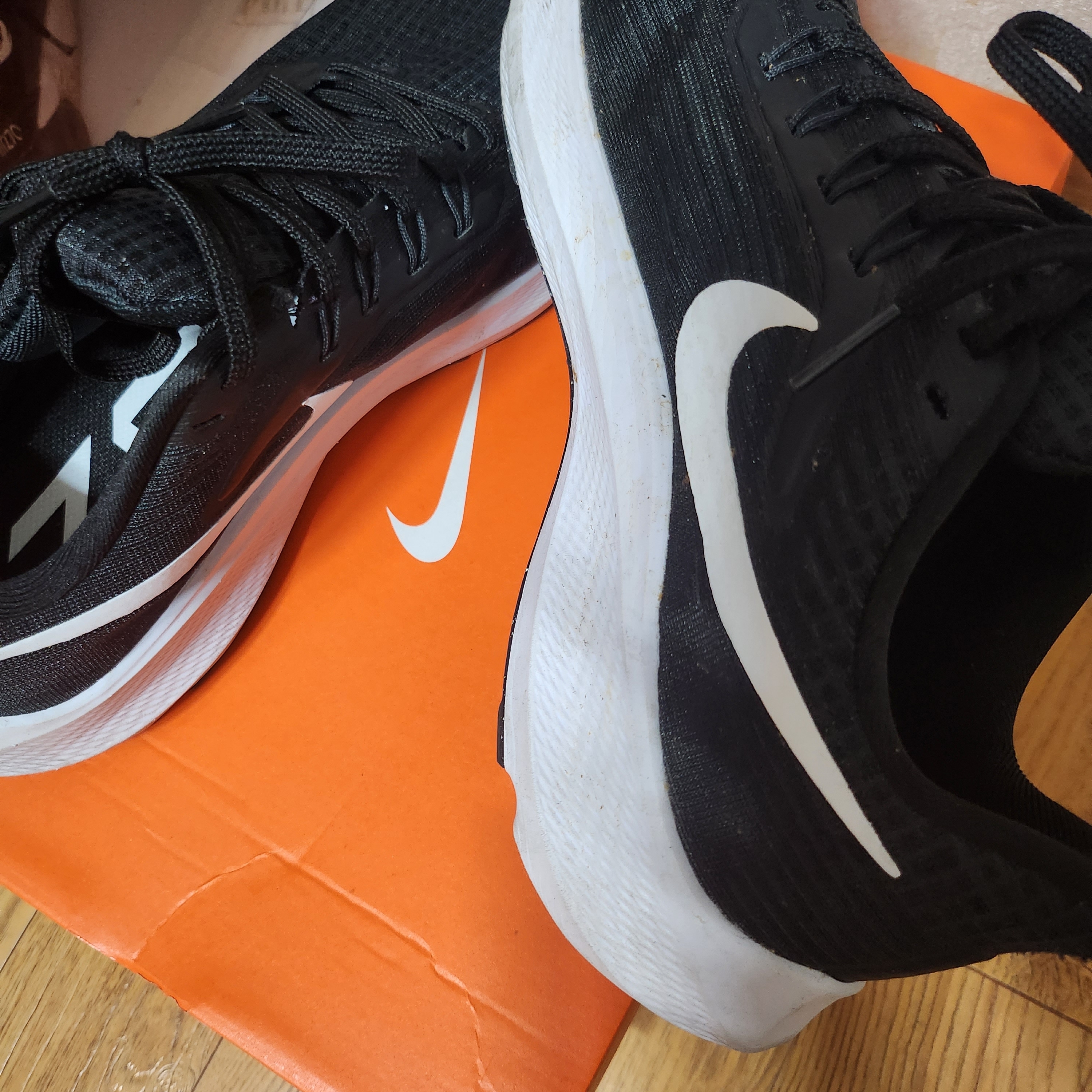 Nike Air Zoom Pegasus 39 Black White 착용 스타일 - 2