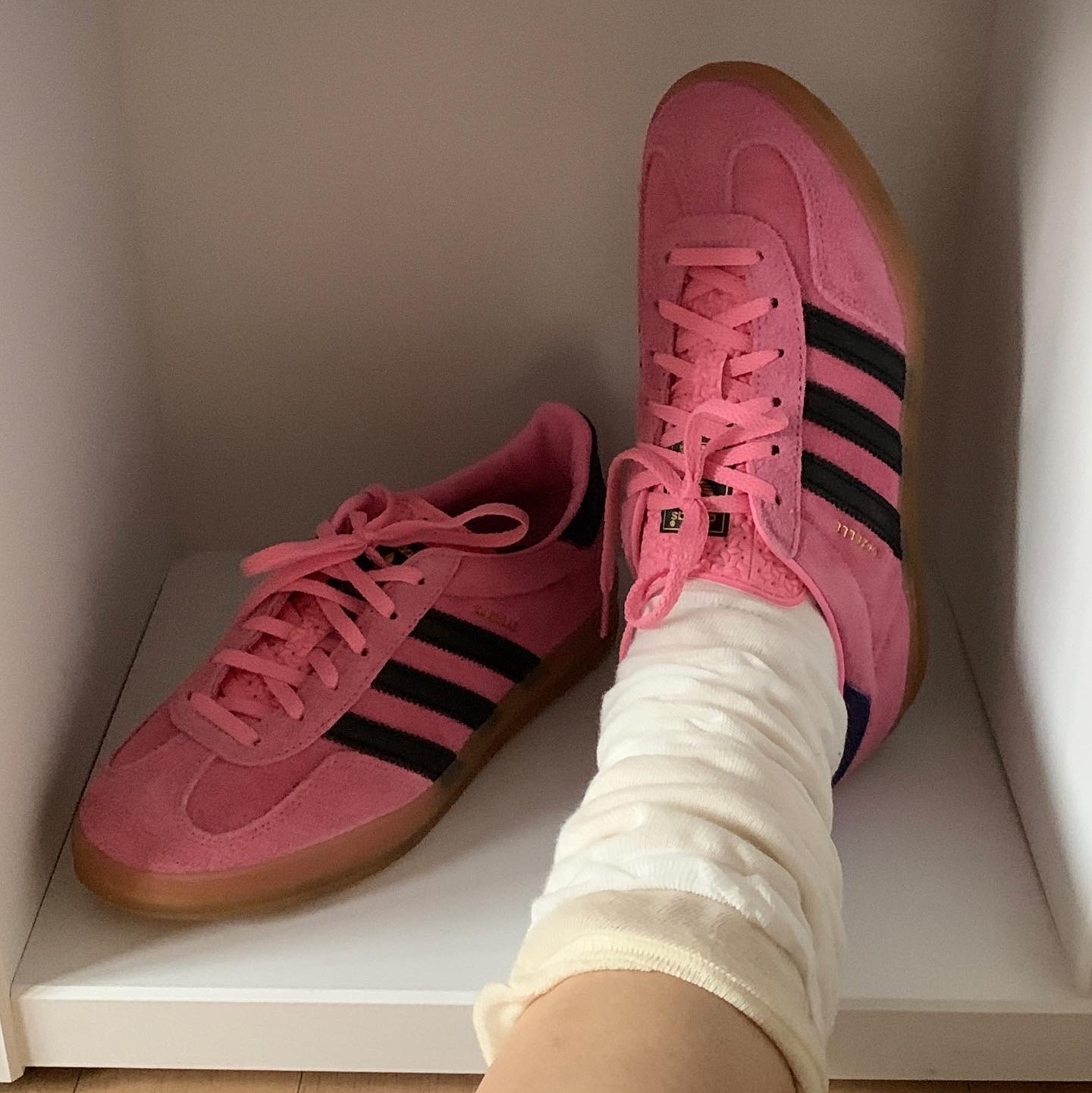 (W) Adidas Gazelle Indoor Bliss Pink 착용 스타일 - 1