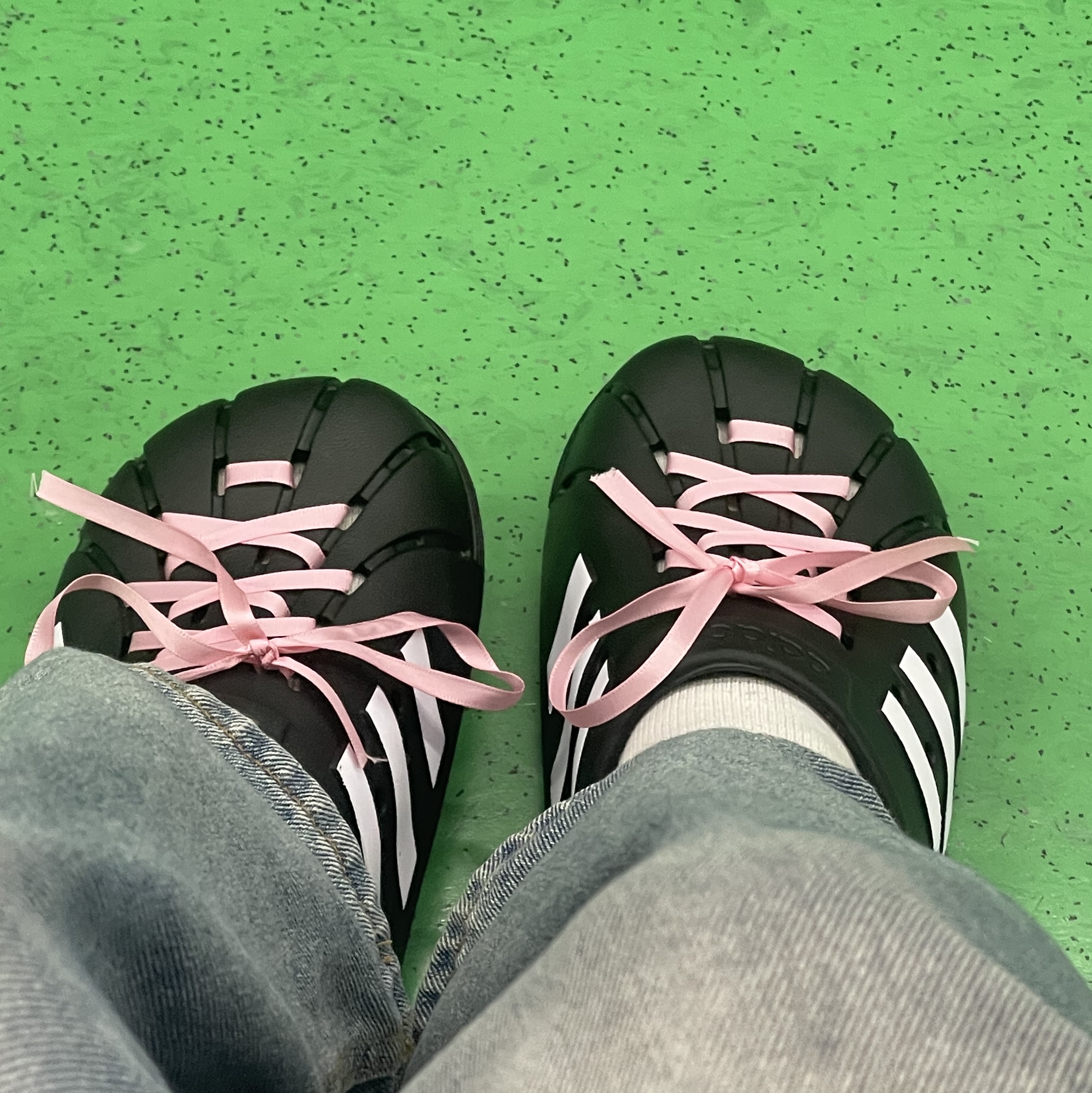 Adidas Adilette Clog Black White 착용 스타일 - 2