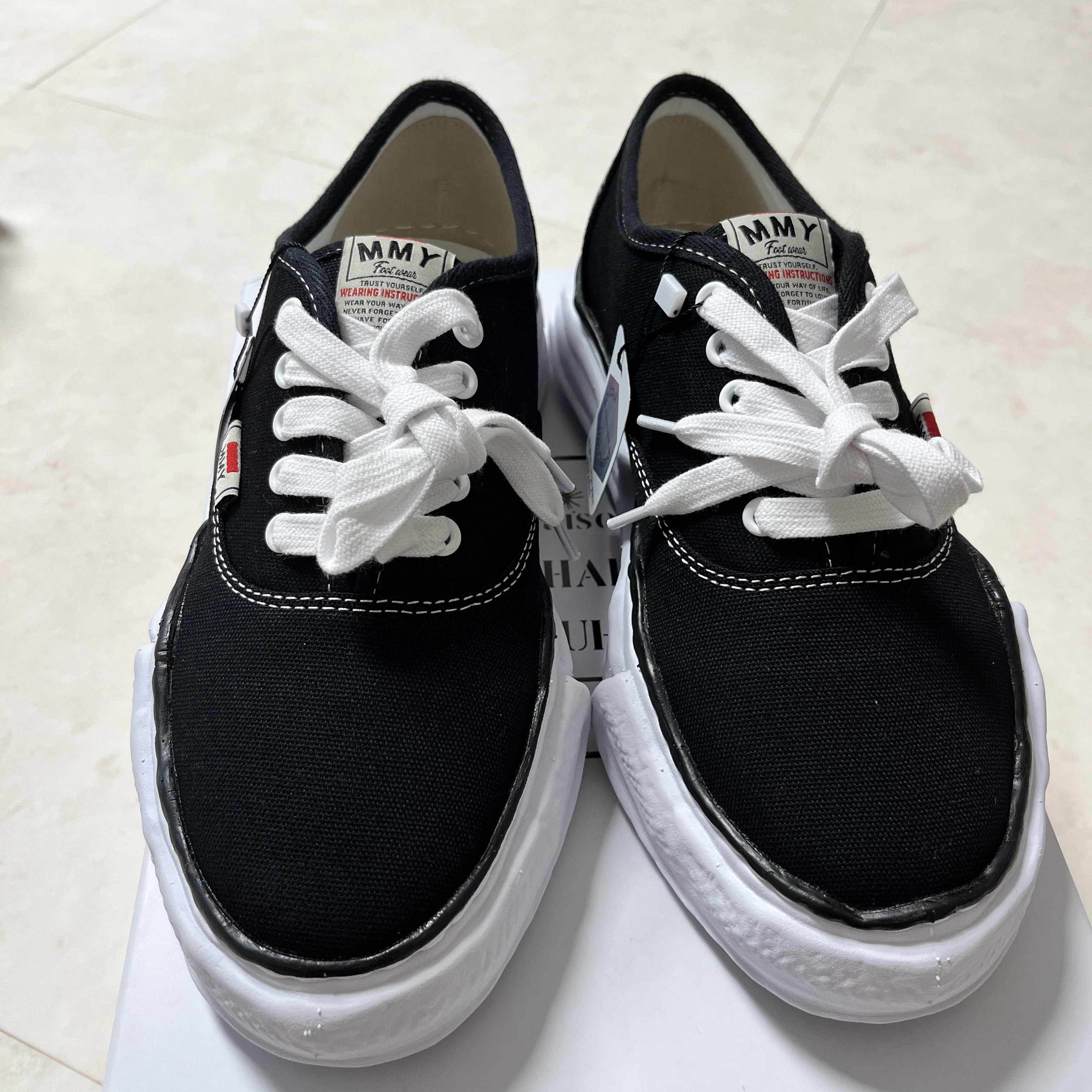 Maison Mihara Yasuhiro Baker OG Sole Canvas Low Cut Sneakers Black 착용 스타일 - 1