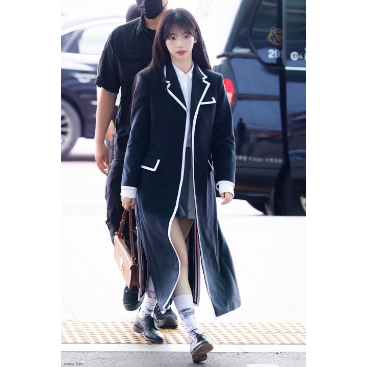 (W) Thom Browne Pebble Grain Leather Lightweight Rubber Sole Longwing Brogue Loafer Black 착용 스타일 - 1