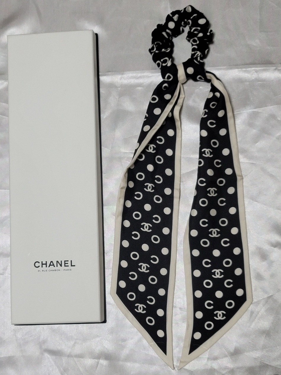 (W) Chanel Hair Accessory Silk Twill & Black Ivory, Chanel Medium 19 Handbag Lambskin & Gold Black 착용 스타일 - 2