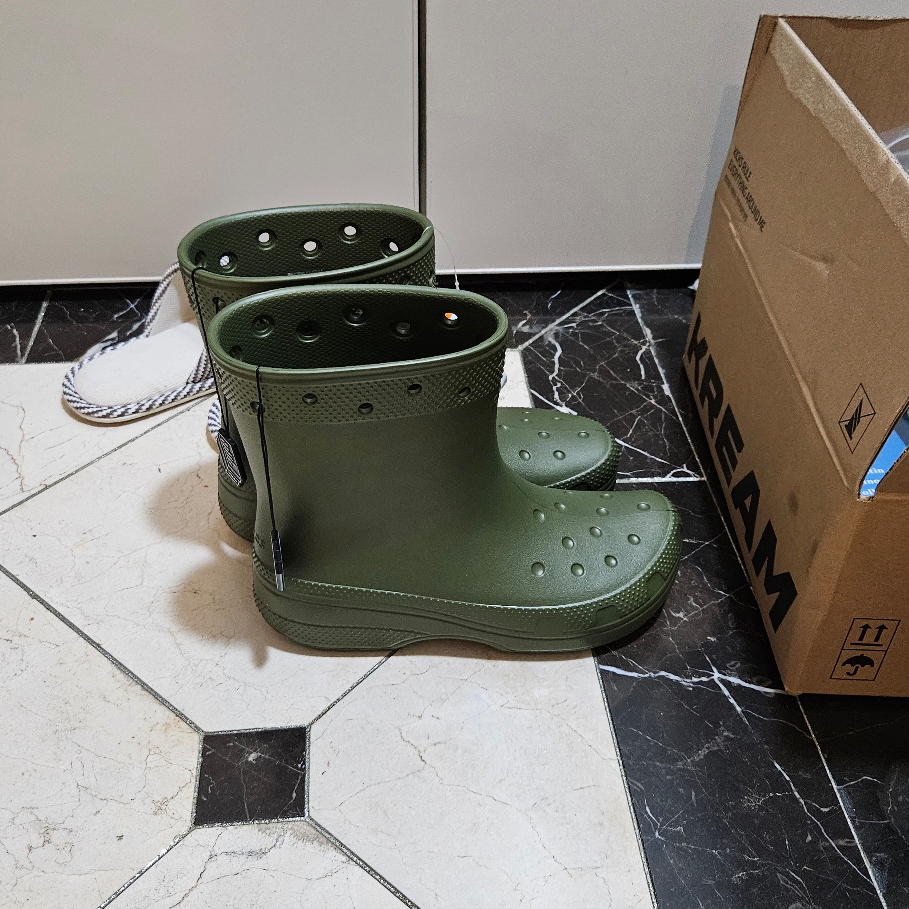 Crocs Classic Rain Boots Army Green 착용 스타일