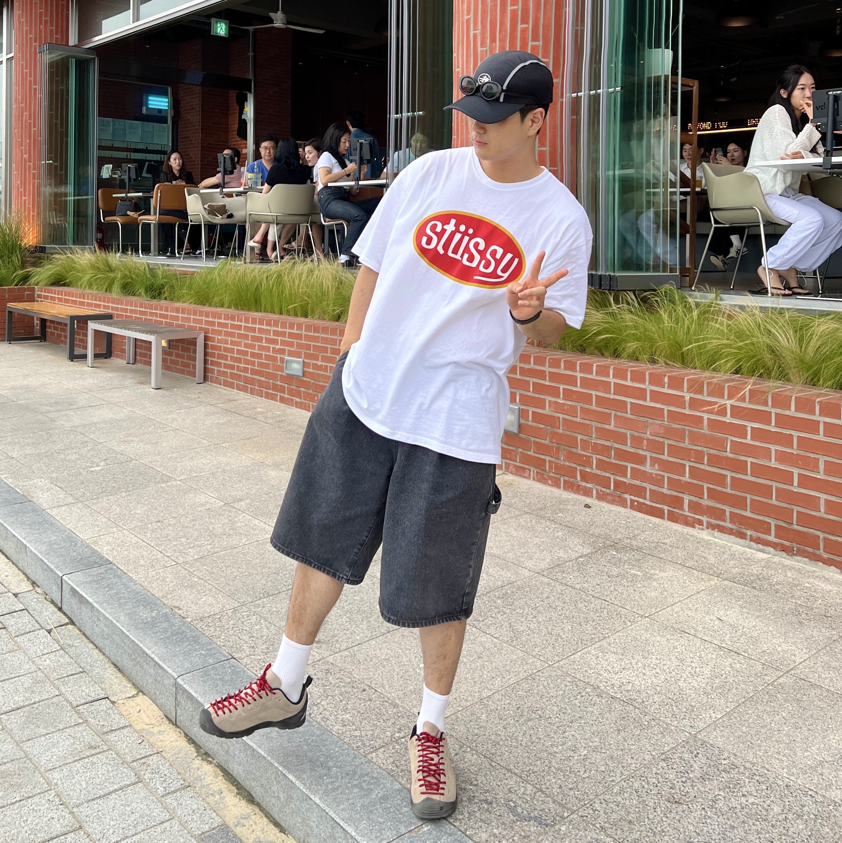 Keen Jasper Suede Sneakers Silver Mink, Stussy Pitstop T-Shirt White 착용 스타일