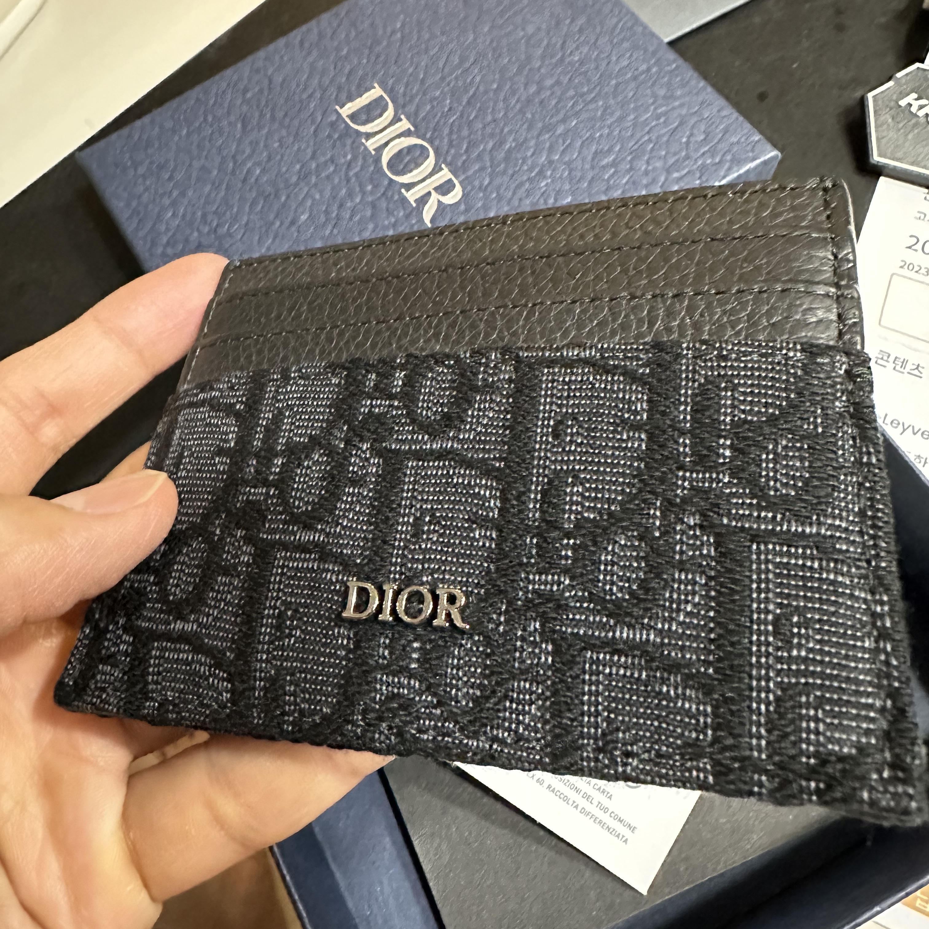Dior Card Holder Black Dior Oblique Jacquard 착용 스타일
