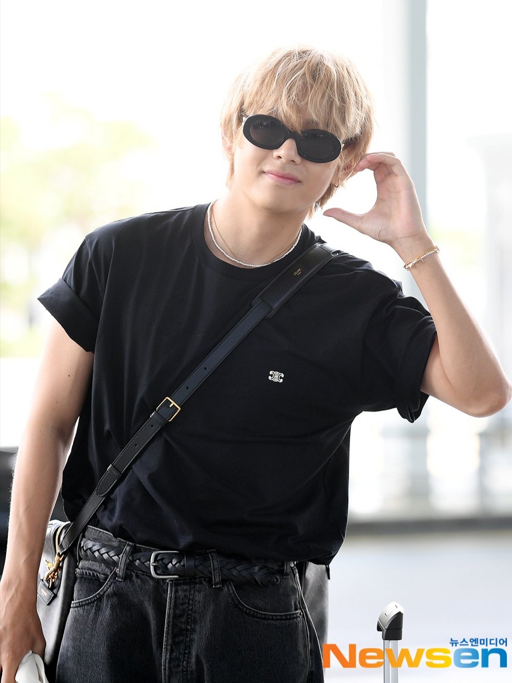 (W) Celine Triomphe 01 Sunglasses in Acetate Black, Rimowa Essential Trunk Polycarbonate Matte Black 착용 스타일 - 1