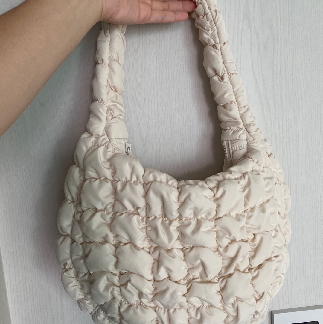 COS Quilted Mini Bag Cream 착용 스타일