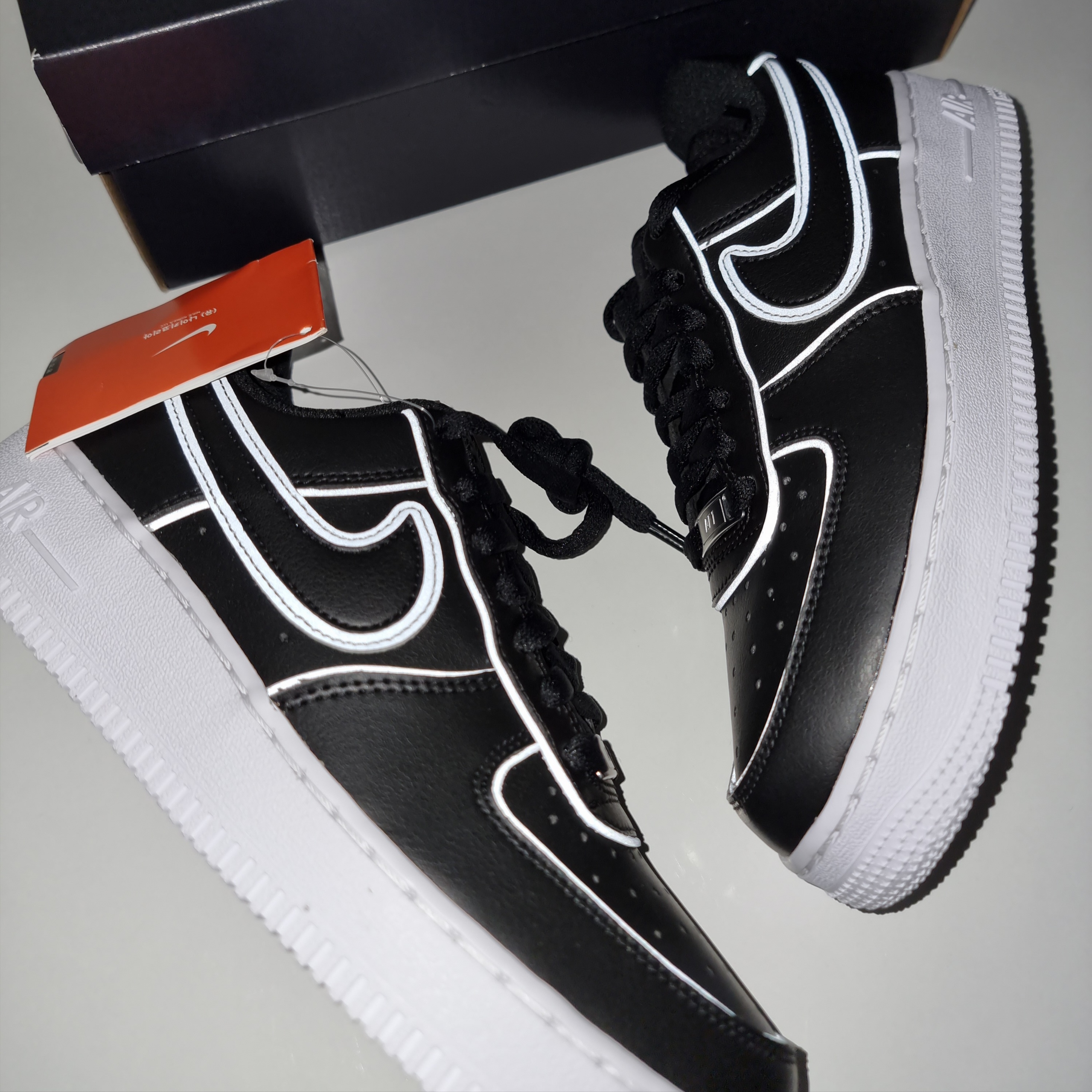 Nike Air Force 1 '07 LV8 Black White 착용 스타일