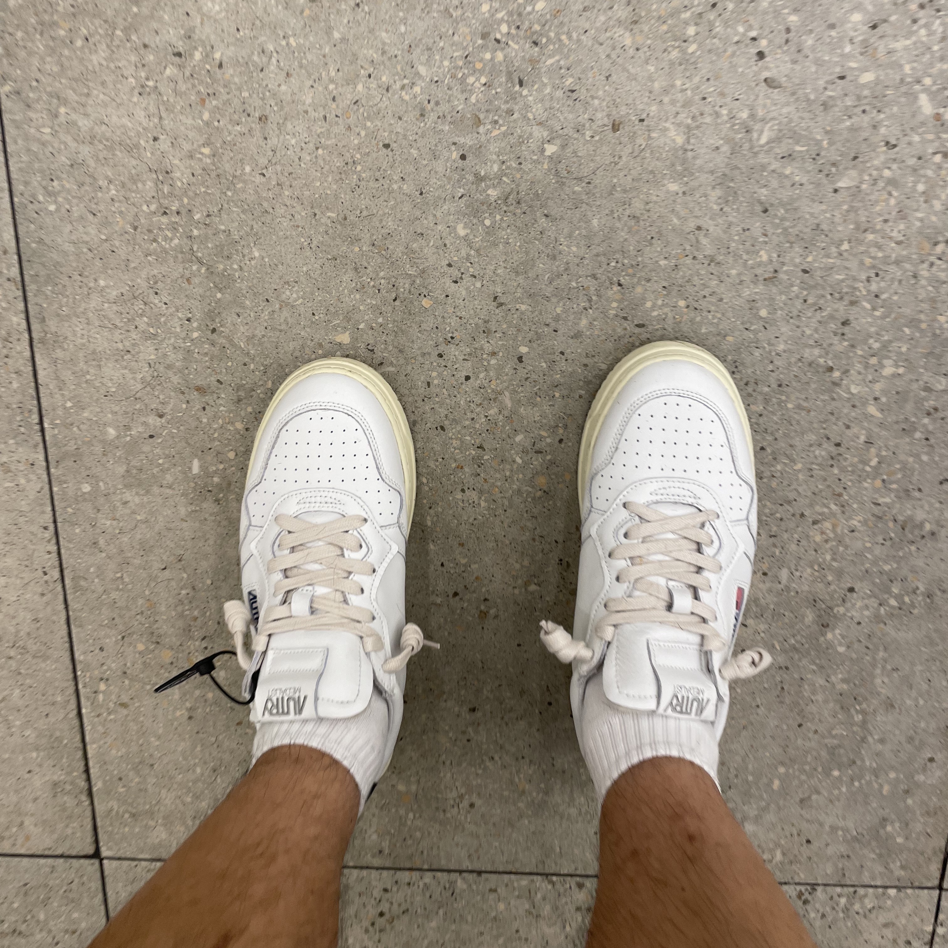 Autry Medalist Low Leather Sneakers White Blue 착용 스타일