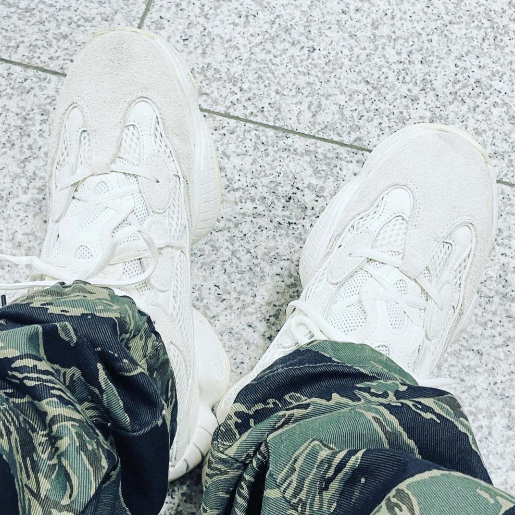 Adidas Yeezy 500 Bone White, Essentials Fleece Shorts Cement - 20FW 착용 스타일 - 1