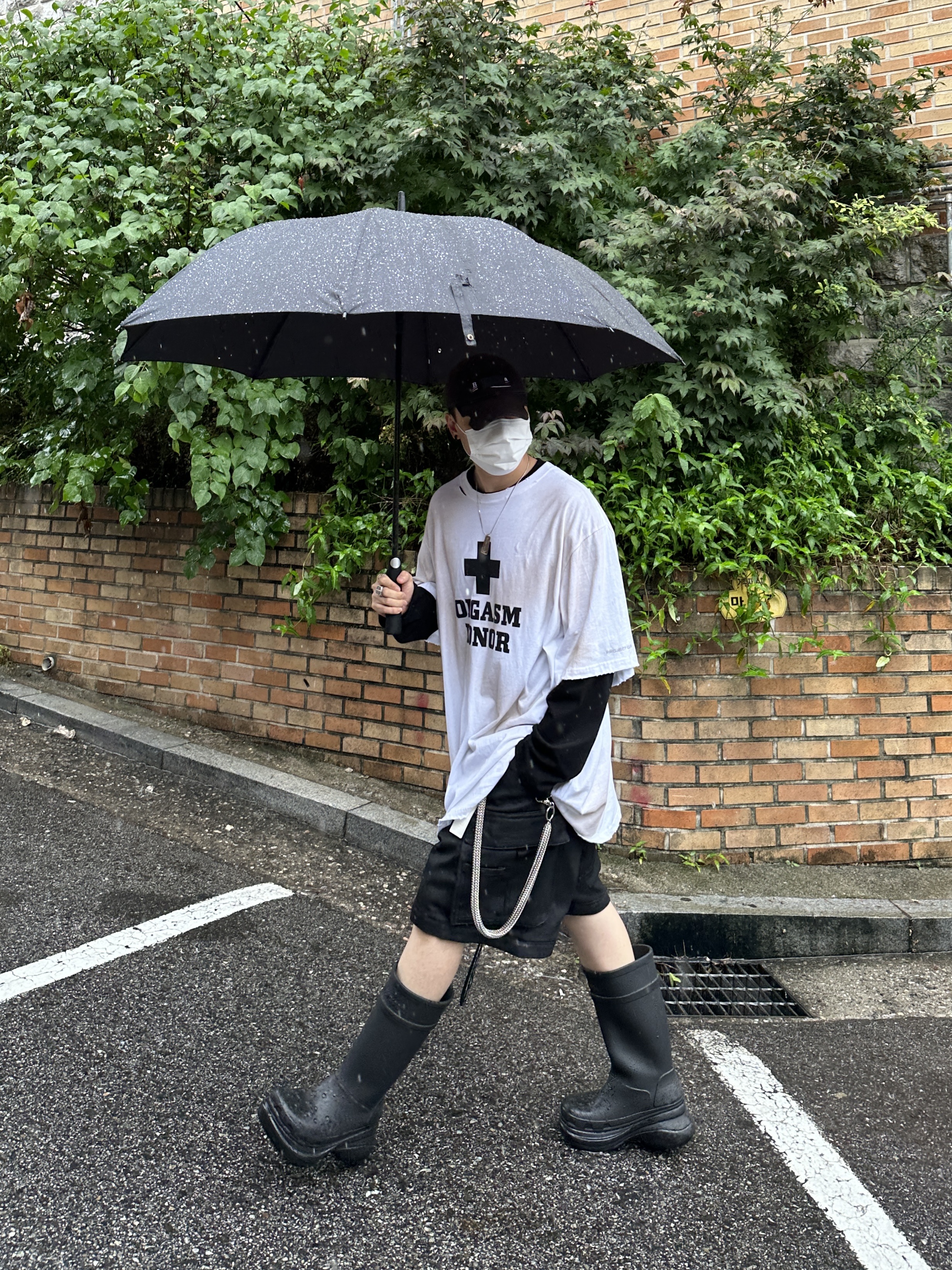 Project G/R Orgasm Donor T-Shirt Dirty White, Project G/R Oversized Convertible Cargo Pants Coated Black 착용 스타일 - 1
