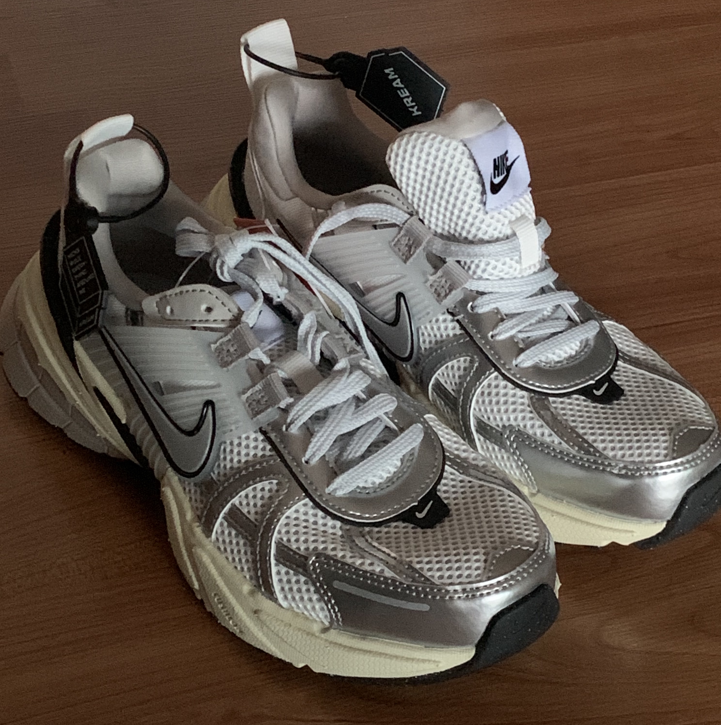 Nike V2K Run Summit White Metallic Silver 착용 스타일