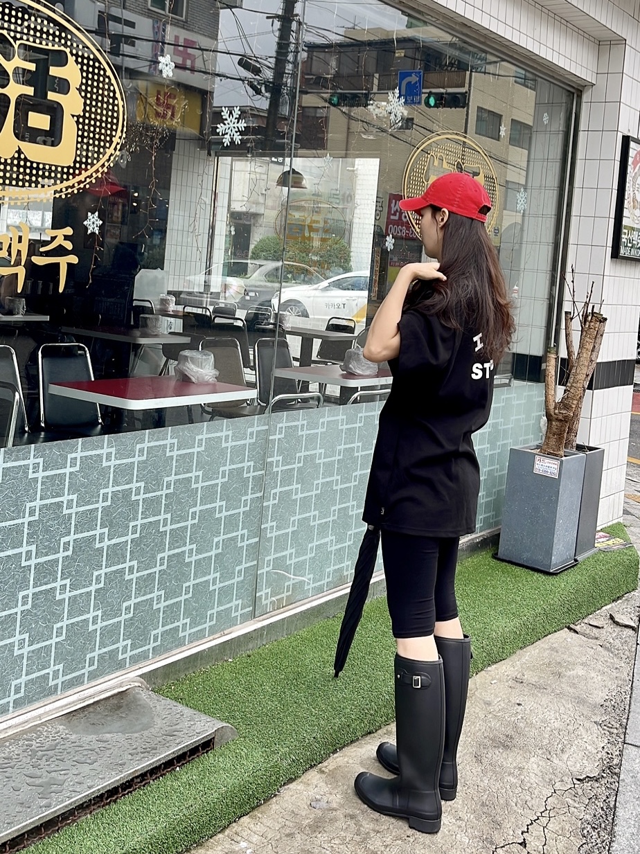 (W) Hunter Original Tour Foldable Tall Wellington Boots Black, IAB Studio 10th Anniversary T-Shirts Pack White & Black (2 Pack) 착용 스타일 - 5