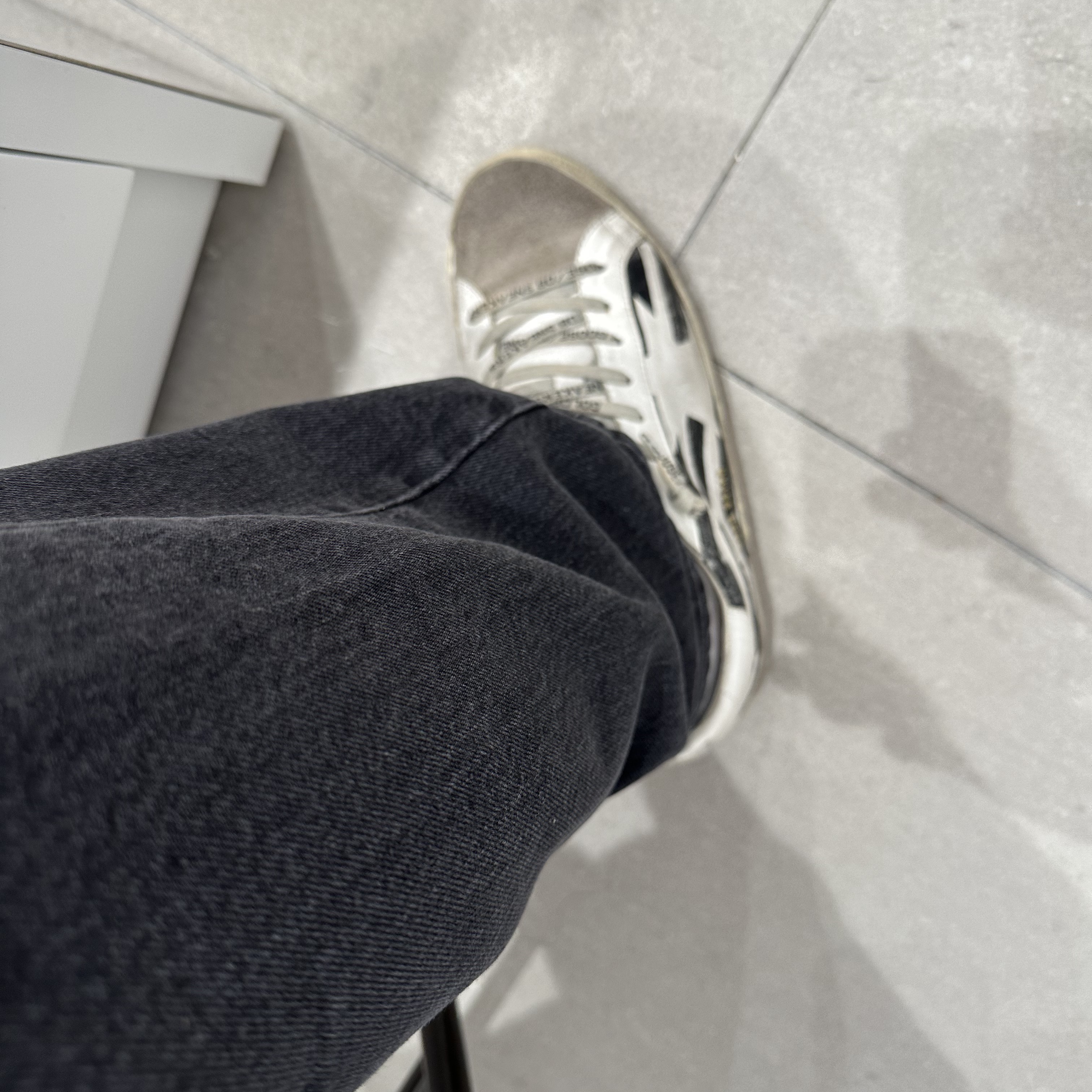 Golden Goose Superstar White Black Heel Tab Sneakers 착용 스타일