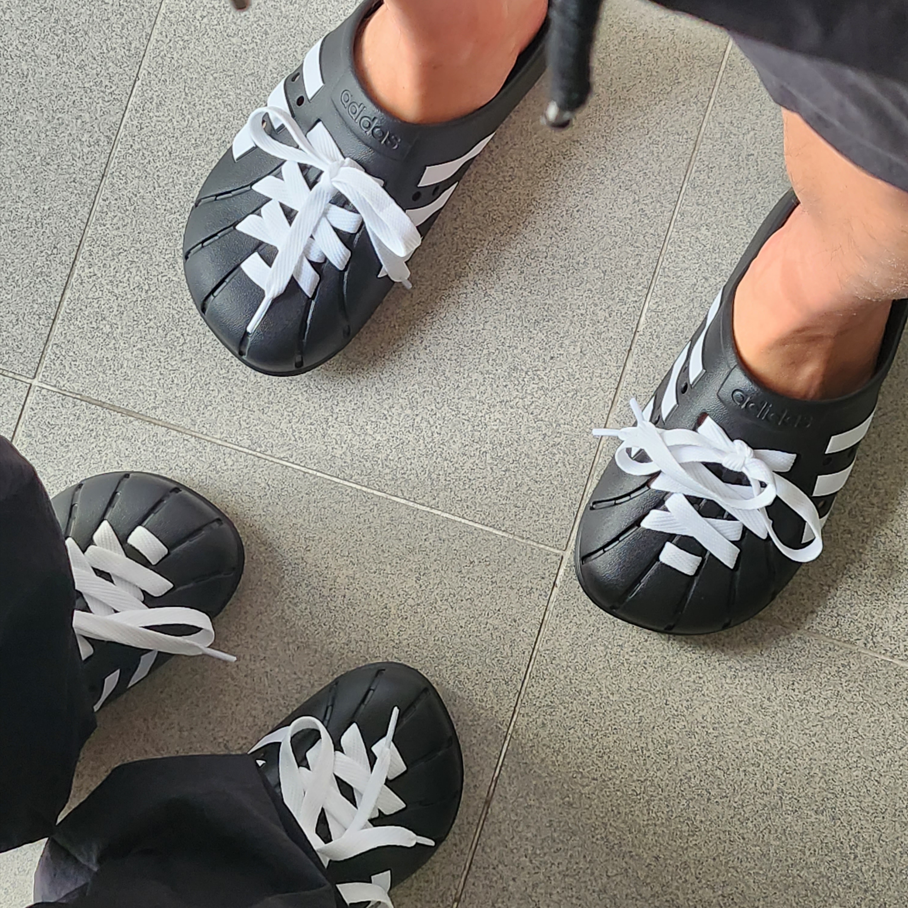 Adidas Adilette Clog Black White 착용 스타일 - 3