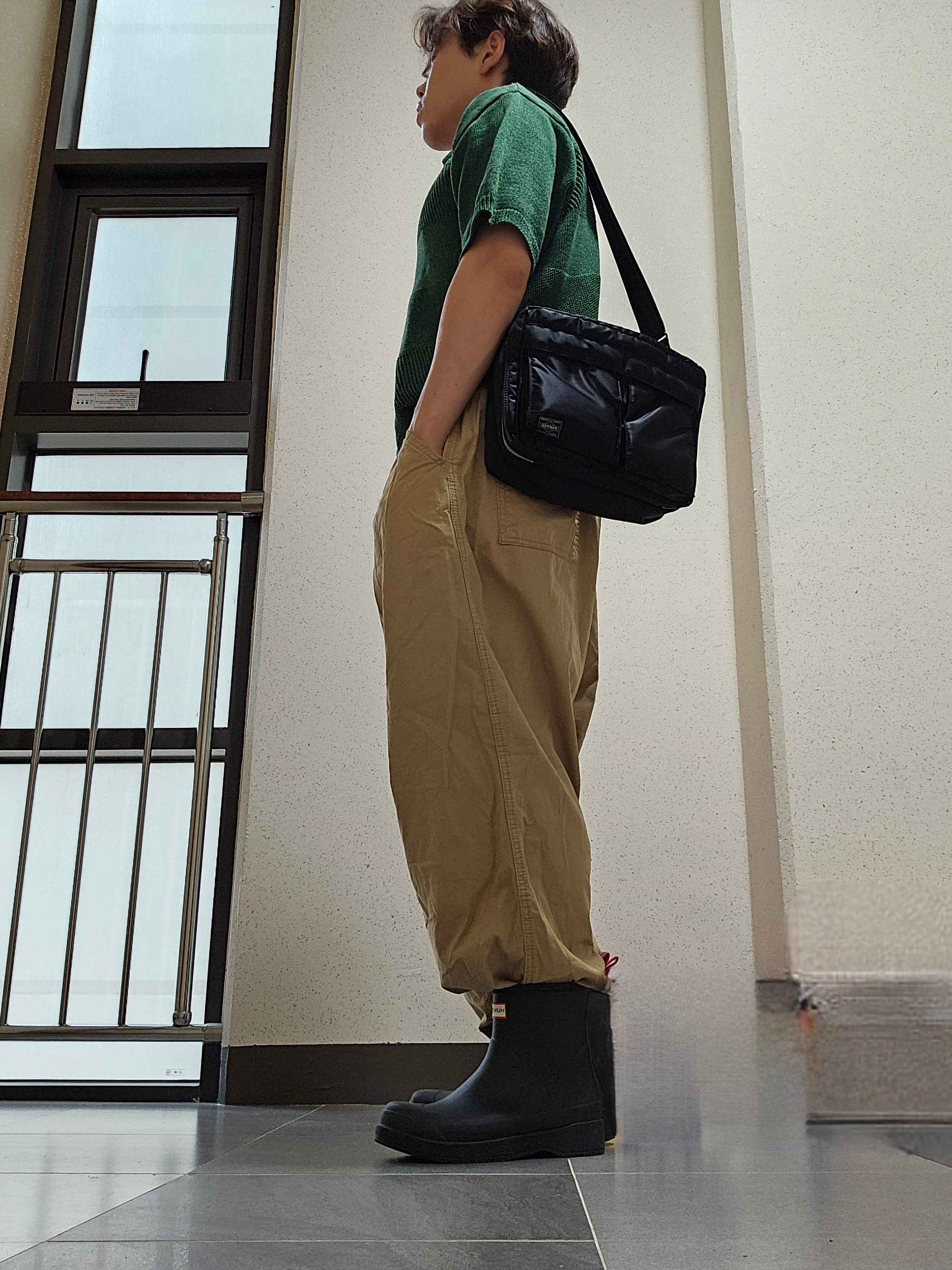 Porter Tanker Shoulder Bag L Black, Hunter Play Short Wellington Boots Black 착용 스타일