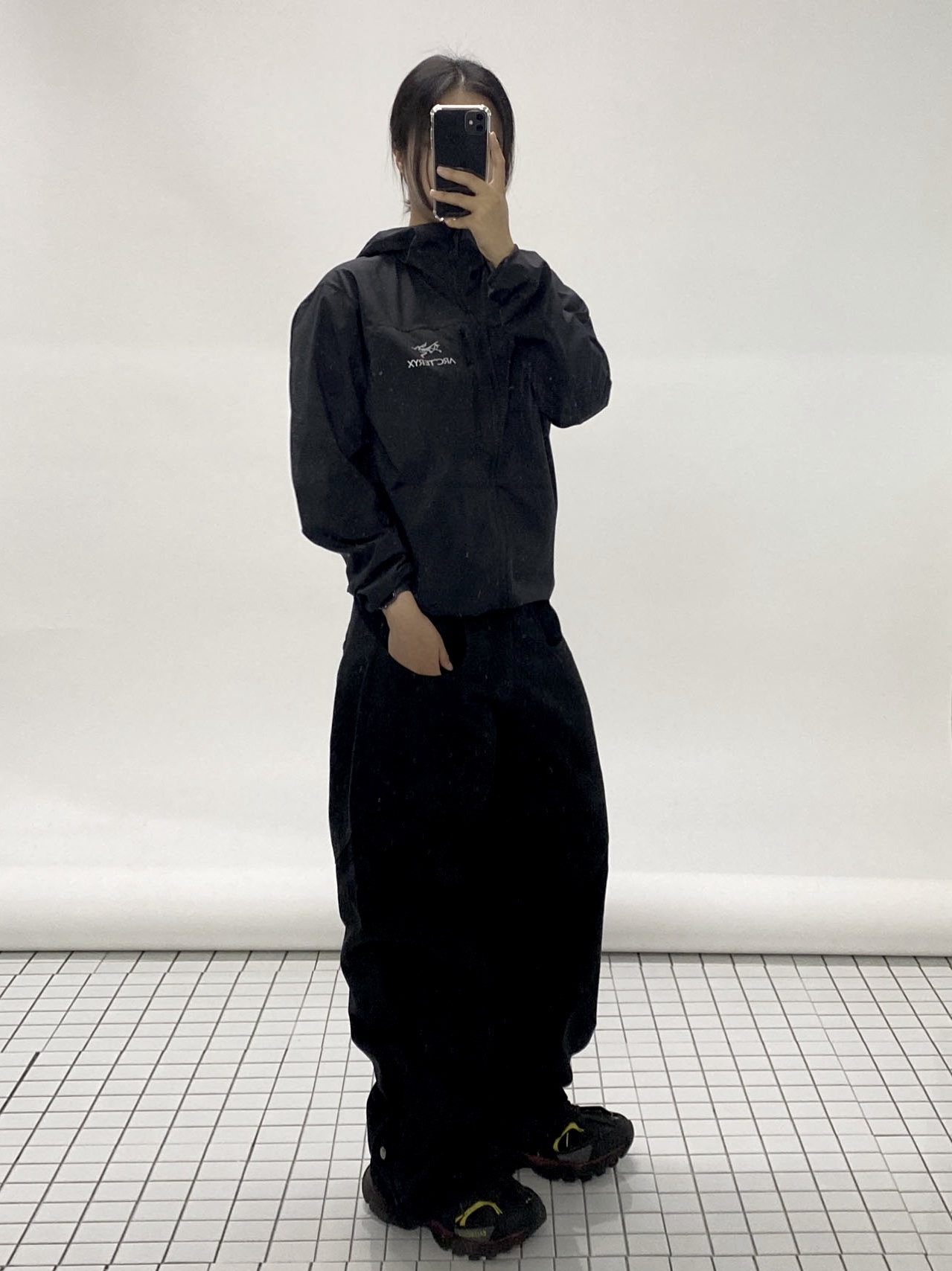 Balenciaga Track Sneakers Black Bordeaux 2019, Arc'teryx Squamish Hoody Black 착용 스타일 - 1