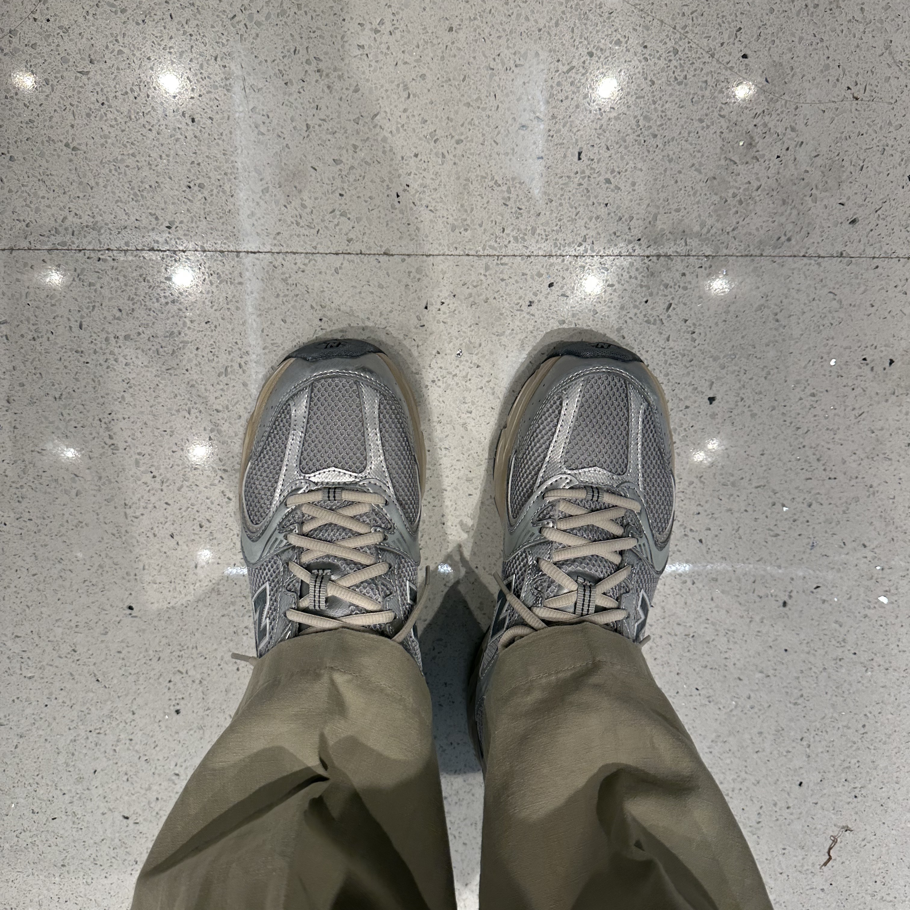 New Balance 530 Vintage Metallic Silver 착용 스타일 - 2