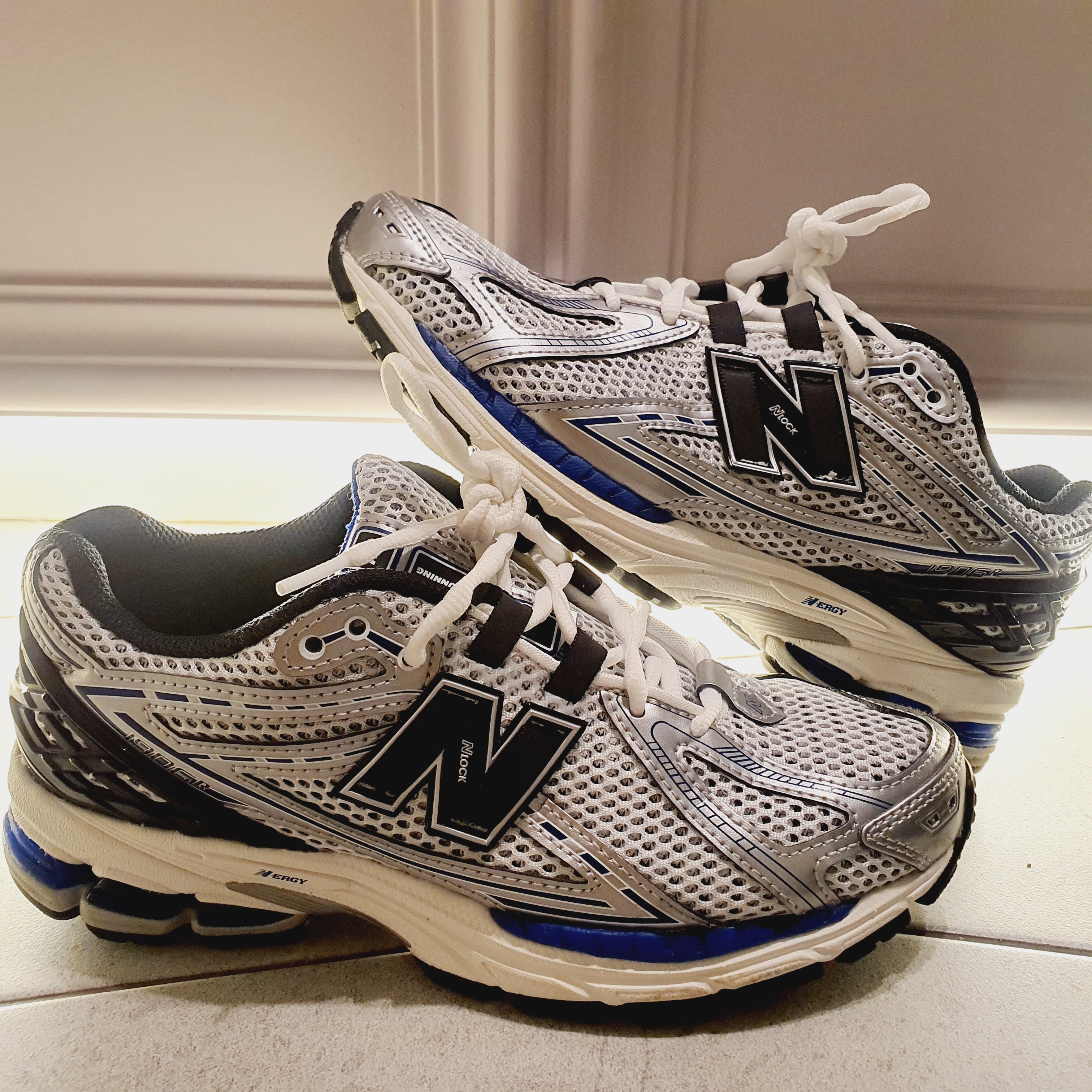 New Balance 1906R Silver Metallic 착용 스타일